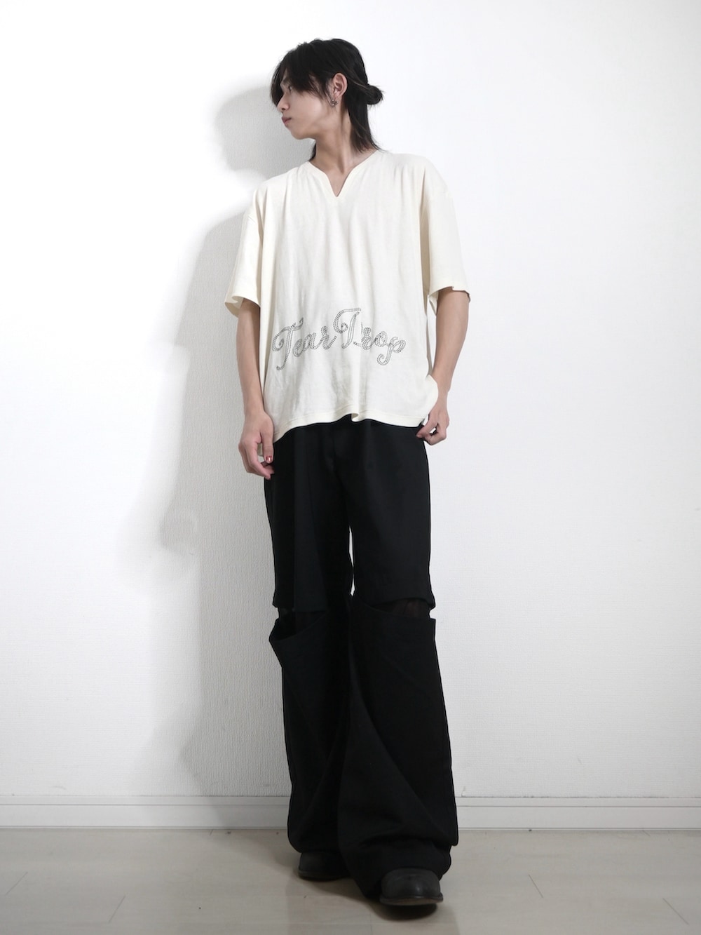 「春夏コーデ、Tシャツ、スラックス、GRANCY、新作、夏コーデ、初夏コーデ、お出かけコーデ、TAKATO、韓国ファッション、きれいめカジュアル、白Tシャツ、革靴、モノトーン」｜「Taiga Igariのアイテム（Tシャツ/カットソー、ホワイト系）」を使った、 TAKATOさん（メンズ・172cm）の春コーディネートの2枚目の写真