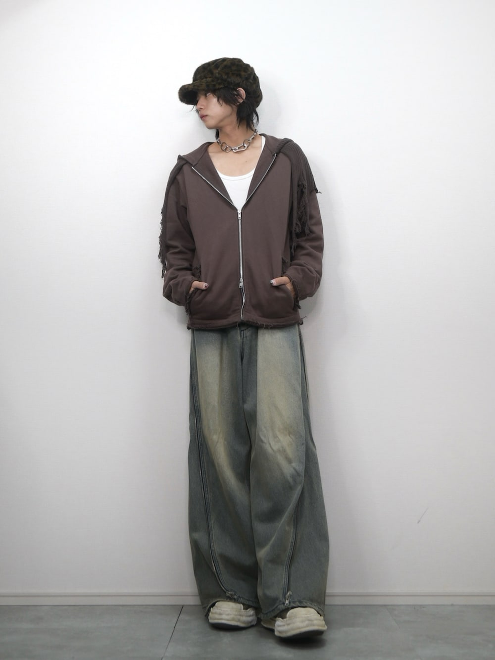 ブラウン系のパーカー、ブルー系のデニムパンツ、その他のシューズを着用したメンズの秋コーディネートの2枚目の写真