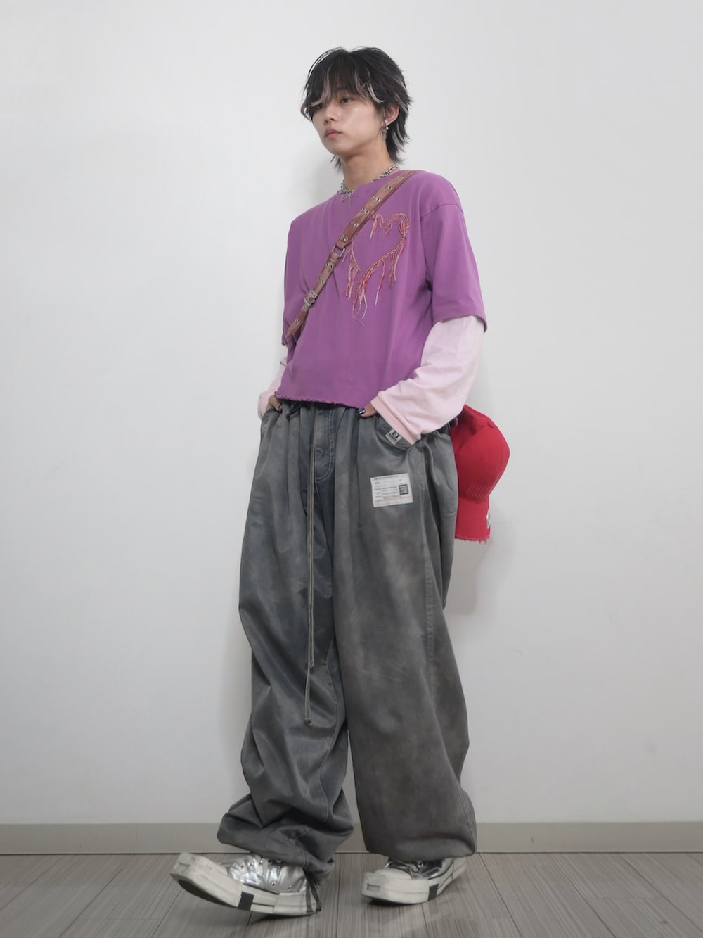「カジュアル、ポップ、Tシャツ、短丈、秋服準備はじめました、ロンT、グレーパンツ、スニーカー、GRANCY、TAKATO、メンズファッション、スニーカーコーデ、今日のコーデ、休日コーデ」｜「GRANCYの【GRANCY】Damage HeartEmbroidery Halfsleeve Tee  / ダメージ ハートエンブロイダリー ハーフスリーブT（Tシャツ/カットソー、パープル系）」を使った、 TAKATOさん（メンズ・172cm）の夏コーディネートの3枚目の写真