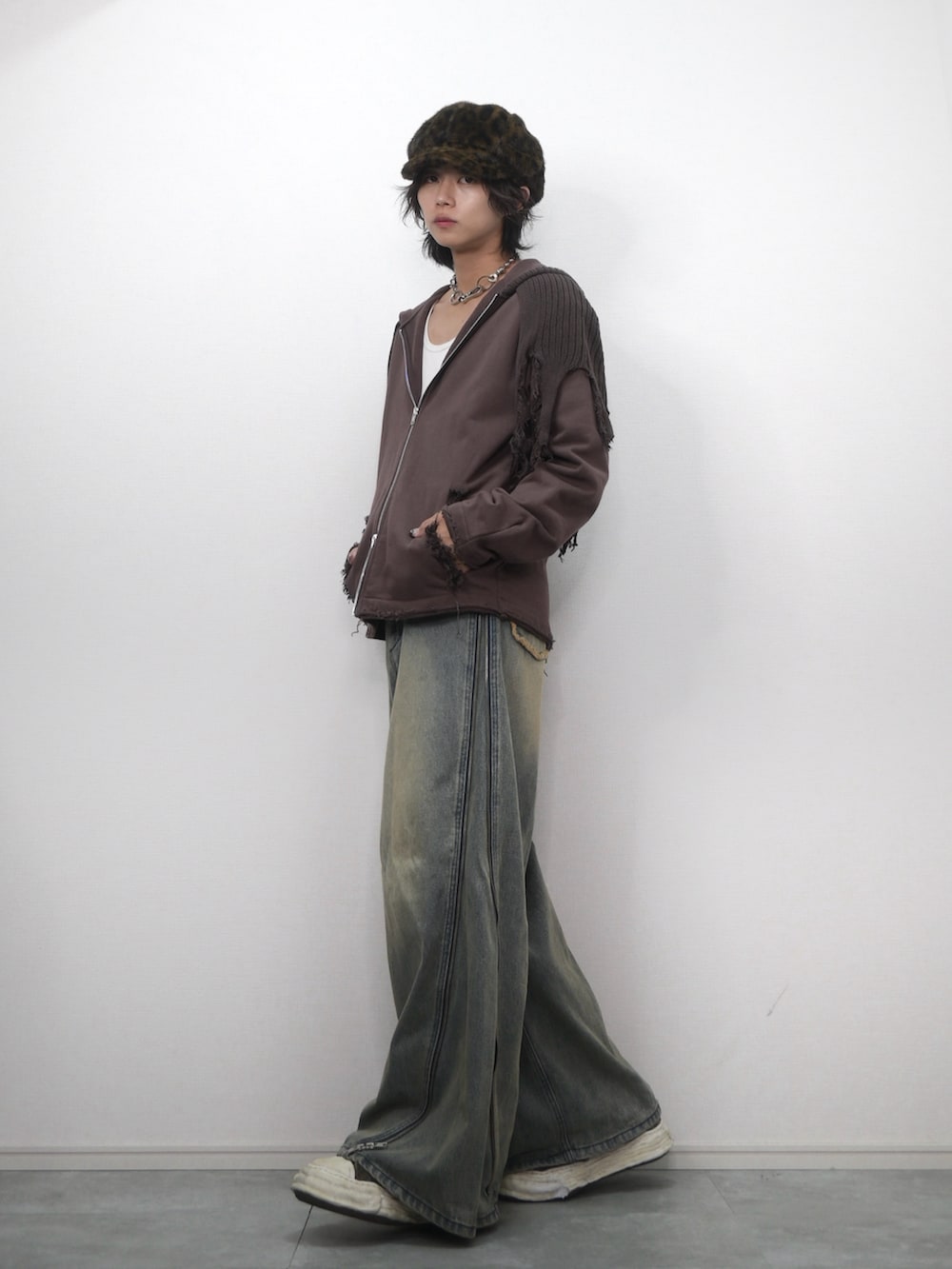 ブラウン系のパーカー、ブルー系のデニムパンツ、その他のシューズを着用したメンズの秋コーディネートの3枚目の写真