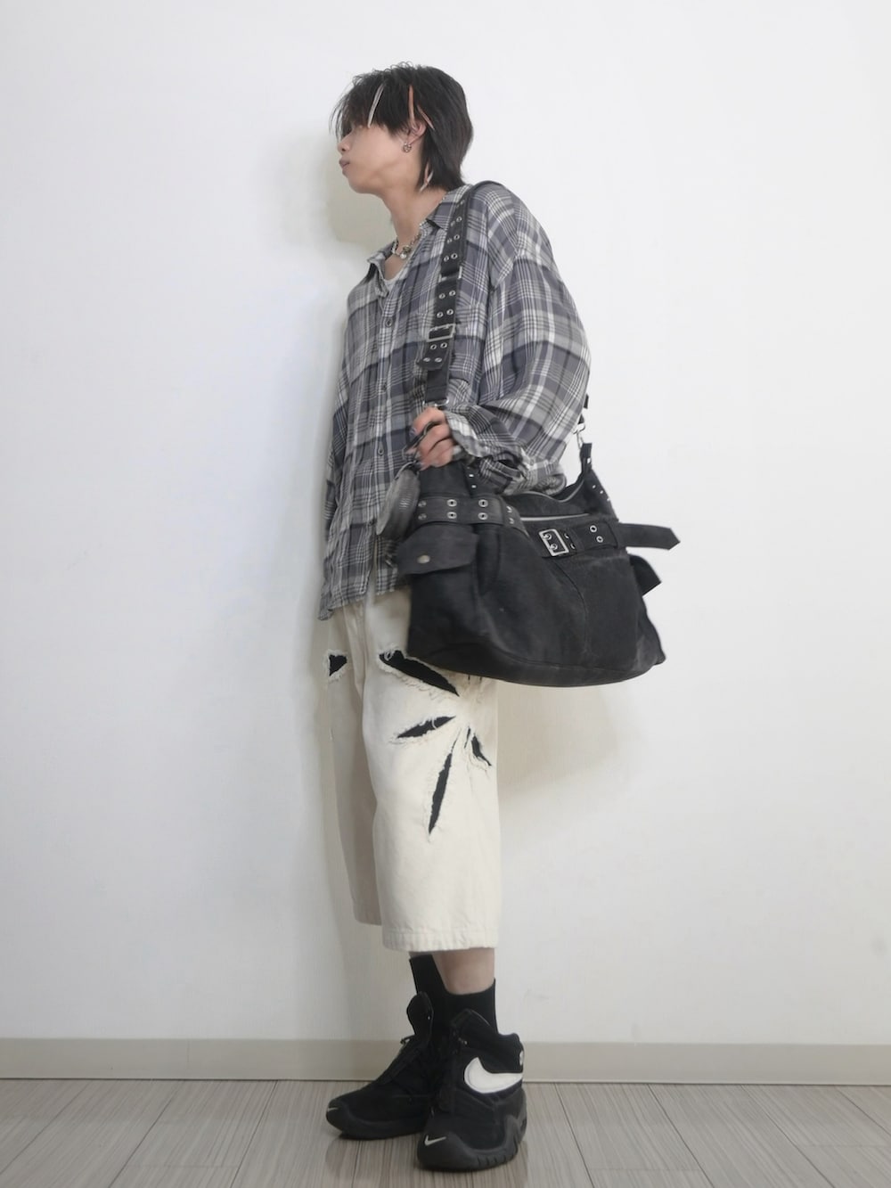 「シャツスタイル、ハーフパンツ、スニーカー、ストリート、カジュアル、ストリートコーデ、GRANCY、TAKATO、ショルダーバッグ、バッグ、デニム、新作、WEARyouthコーデ」｜「Graphpaperのアイテム（シャツ/ブラウス、グレー系）」を使った、 TAKATOさん（メンズ・172cm）の夏コーディネートの2枚目の写真