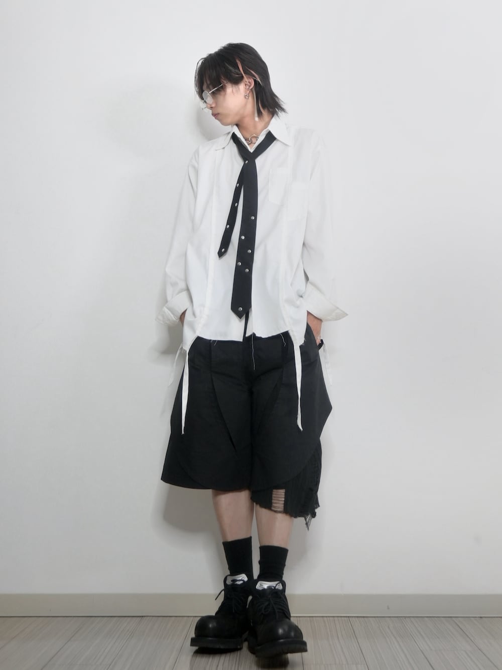 「休日スタイル、夏コーデ、秋服準備はじめました、秋服、ハーフパンツ、カジュアルコーデ、きれいめカジュアル、メンズファッション、シャツスタイル、シャツ、GRANCY、TAKATO、革靴」｜「GRANCYの【GRANCY】Damage Docking DesignShirt / ダメージ ドッキング デザインシャツ（シャツ/ブラウス、ホワイト系）」を使った、 TAKATOさん（メンズ・172cm）の夏コーディネートの2枚目の写真