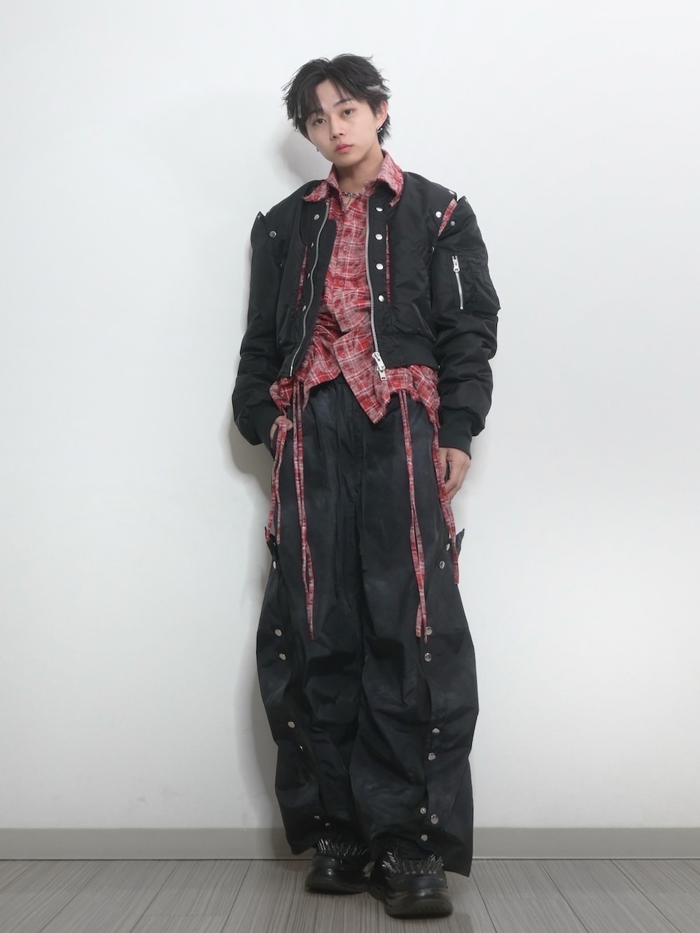 「TAKATO、GRANCY、MA-1、ブラック、レッド、チェックシャツ、ナイロンパンツ、ブラックコーデ、カジュアル、レザーバッグ」｜「GRANCYの【GRANCY】Vintage like leather bag / ヴィンテージライクレザーバッグ（ショルダーバッグ、ブラック系）」を使った、 TAKATOさん（メンズ・172cm）の冬コーディネートの3枚目の写真
