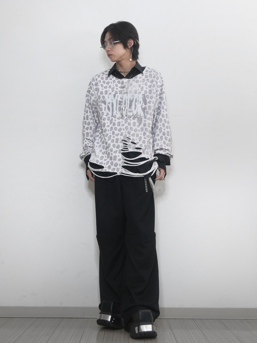 「GRANCY、TAKATO、ホワイトコーデ、ホワイト、モノトーン、きれいめカジュアル、シャツスタイル、はるコーデ、ブラック、スラックス」｜「GRANCYの【GRANCY】Patterned All Over Rhinestone Graphic Longsleeve Tshirt / 総柄ラインストーングラフィックロンT（Tシャツ/カットソー、ホワイト系）」を使った、 TAKATOさん（メンズ・172cm）の春コーディネートの2枚目の写真