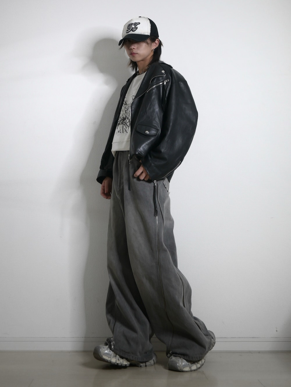 「キャップ、レザージャケット、Tシャツ、デニム、デニムパンツ、モノトーン、お出かけコーデ、デートコーデ、スニーカー、きれいめカジュアル、TAKATO、GRANCY、ストリート」|「GRANCYの【GRANCY】ZipDesign Buggy DenimPants / ジップデザイン バギーデニム パンツ(デニムパンツ、グレー系)」を使った、 TAKATOさん(メンズ・172cm)の春コーディネートの3枚目の写真