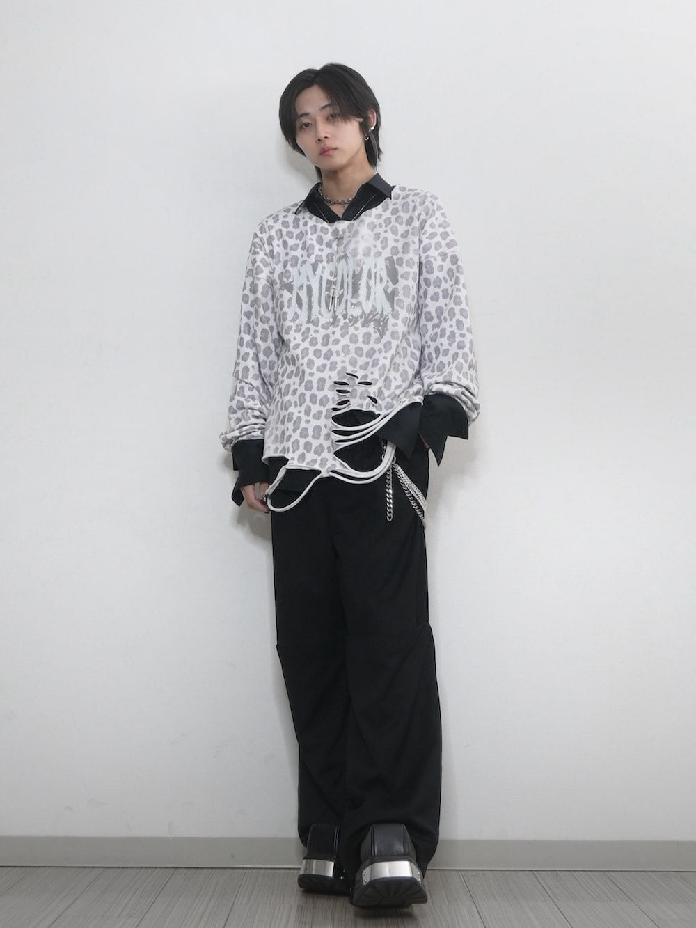 「GRANCY、TAKATO、ホワイトコーデ、ホワイト、モノトーン、きれいめカジュアル、シャツスタイル、はるコーデ、ブラック、スラックス」｜「GRANCYの【GRANCY】Patterned All Over Rhinestone Graphic Longsleeve Tshirt / 総柄ラインストーングラフィックロンT（Tシャツ/カットソー、ホワイト系）」を使った、 TAKATOさん（メンズ・172cm）の春コーディネートの3枚目の写真