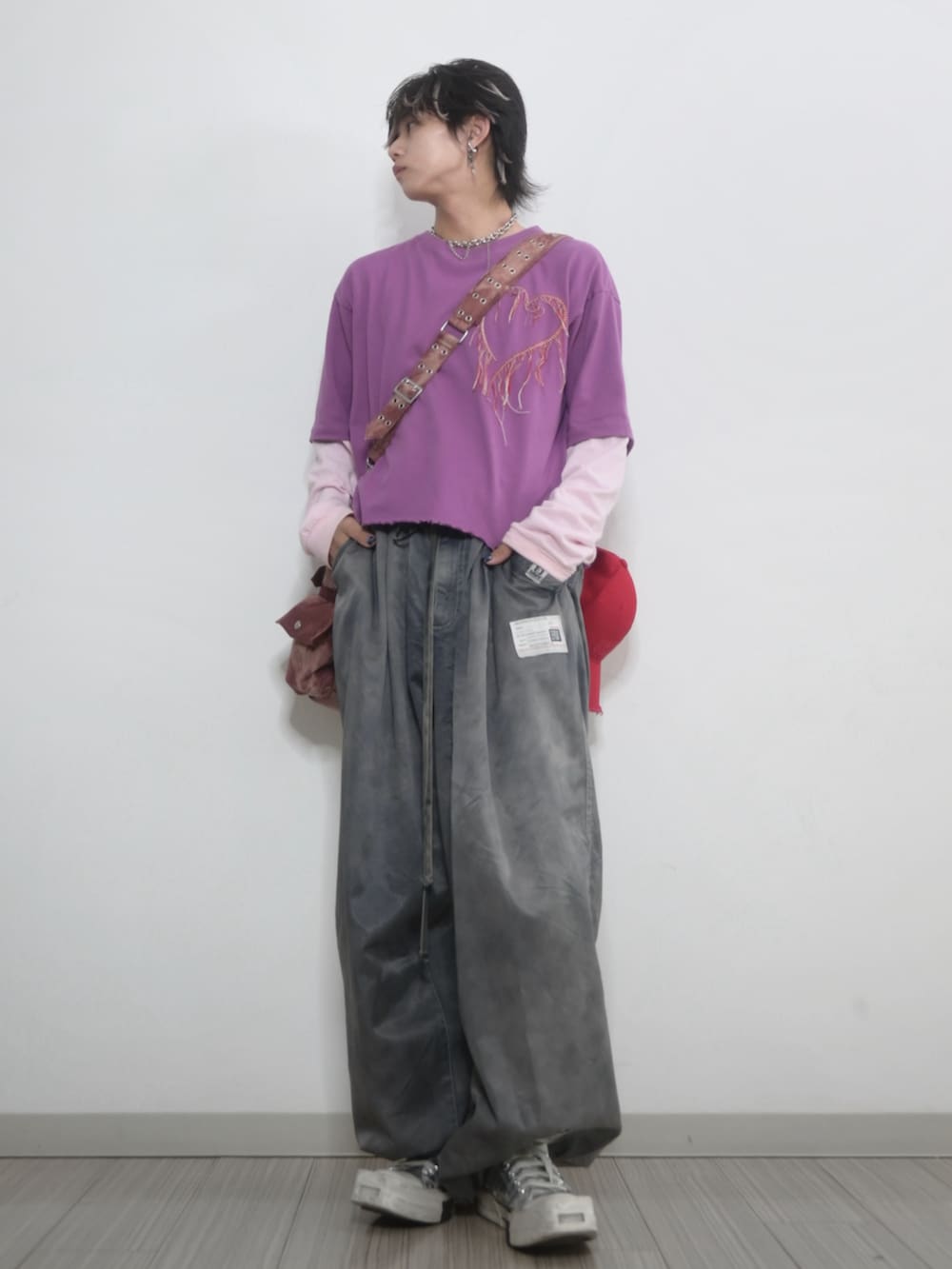 「カジュアル、ポップ、Tシャツ、短丈、秋服準備はじめました、ロンT、グレーパンツ、スニーカー、GRANCY、TAKATO、メンズファッション、スニーカーコーデ、今日のコーデ、休日コーデ」｜「GRANCYの【GRANCY】Damage HeartEmbroidery Halfsleeve Tee  / ダメージ ハートエンブロイダリー ハーフスリーブT（Tシャツ/カットソー、パープル系）」を使った、 TAKATOさん（メンズ・172cm）の夏コーディネートの2枚目の写真