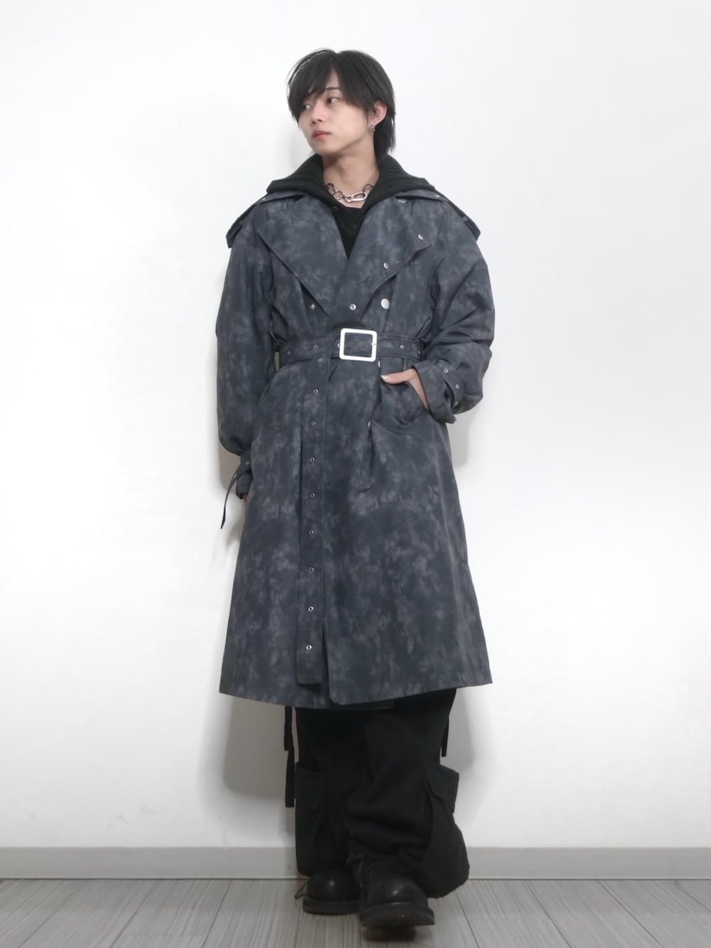 「GRANCY、TAKATO、ネックウォーマー、カーゴパンツ、コート、コートコーデ、ダークカラー、ブラック、グレー、きれいめカジュアル」｜「GRANCYの【GRANCY】Patterned  Long Trench Coat / 総柄ロングトレンチコート（トレンチコート、ブラック系）」を使った、 TAKATOさん（メンズ・172cm）の冬コーディネートの3枚目の写真