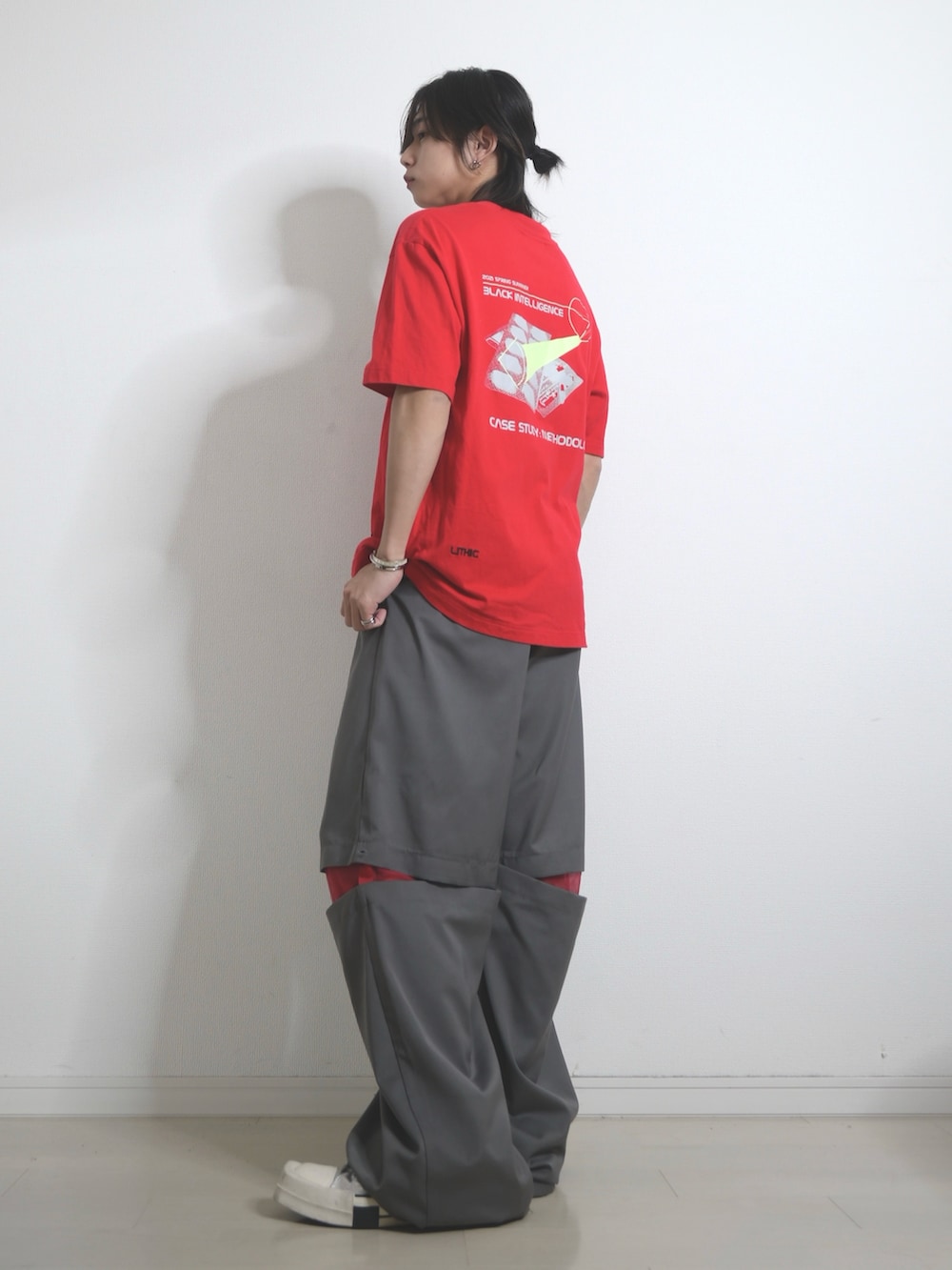 「GRANCY、TAKATO、Tシャツ、スラックス、夏コーデ、春夏コーデ、きれいめカジュアル、カジュアル、シンプルコーデ、赤、グレー、スニーカー、スニーカーコーデ」｜「TOGAのアイテム（チョーカー、レッド系）」を使った、 TAKATOさん（メンズ・172cm）の春コーディネートの3枚目の写真