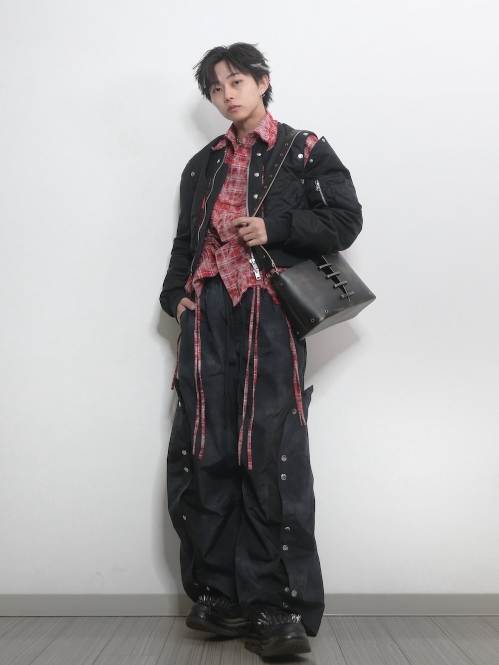「TAKATO、GRANCY、MA-1、ブラック、レッド、チェックシャツ、ナイロンパンツ、ブラックコーデ、カジュアル、レザーバッグ」｜「GRANCYの【GRANCY】Vintage like leather bag / ヴィンテージライクレザーバッグ（ショルダーバッグ、ブラック系）」を使った、 TAKATOさん（メンズ・172cm）の冬コーディネートの2枚目の写真