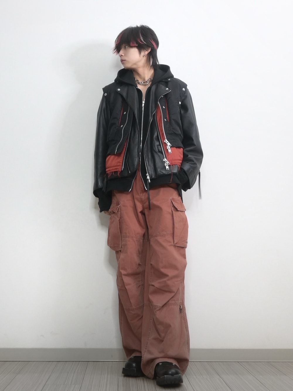 「MA-1、GRANCY、TAKATO、ブラック、ベスト、カーゴパンツ、ブラウン、冬コーデ、カジュアル、ミリタリー、ライダース、ブーツ」｜「MAISON SPECIALの《ユニセックスアイテム》ラムレザープライムオーバーダブルライダースジャケット【MAISON SPECIAL/メゾンスペシャル】（ライダースジャケット、ブラック系）」を使った、 TAKATOさん（メンズ・172cm）の冬コーディネートの2枚目の写真