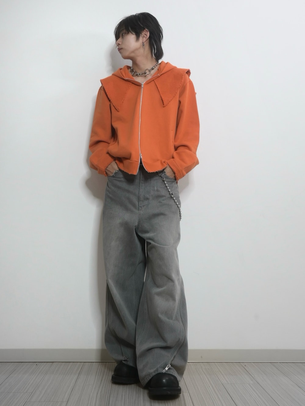 「デニム、デニムパンツ、パーカー、グレーデニム、オレンジ、グレー、大人カジュアル、秋服準備はじめました、秋服、GRANCY、TAKATO、新作」｜「GRANCYの【GRANCY】ZipDesign Buggy DenimPants / ジップデザイン バギーデニム パンツ（デニムパンツ、グレー系）」を使った、 TAKATOさん（メンズ・172cm）の夏コーディネートの2枚目の写真