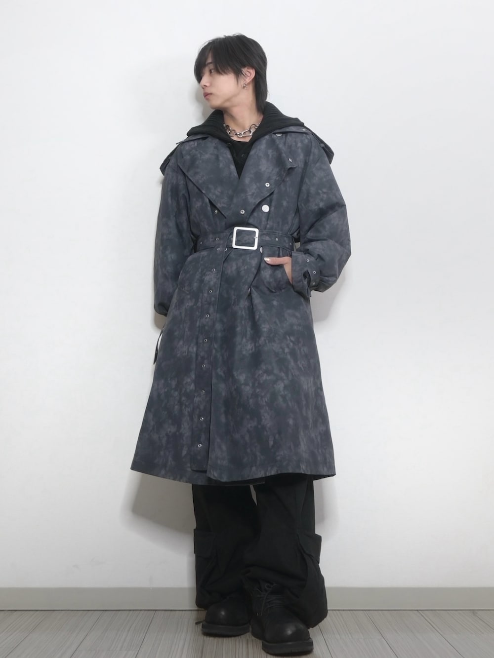 「GRANCY、TAKATO、ネックウォーマー、カーゴパンツ、コート、コートコーデ、ダークカラー、ブラック、グレー、きれいめカジュアル」｜「GRANCYの【GRANCY】Patterned  Long Trench Coat / 総柄ロングトレンチコート（トレンチコート、ブラック系）」を使った、 TAKATOさん（メンズ・172cm）の冬コーディネートの2枚目の写真