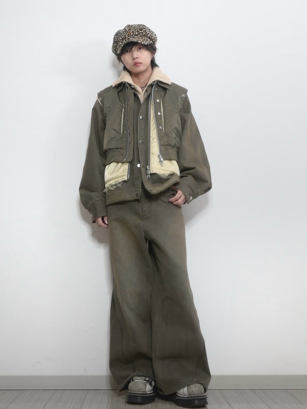 「GRANCY、TAKATO、デニムジャケット、デニムパンツ、MA-1、ネックウォーマー、ベージュ、ブラウン、アースカラー、カジュアルコーデ」｜「GRANCYの【GRANCY】ZipDesign Buggy DenimPants / ジップデザイン バギーデニム パンツ（デニムパンツ、ブラウン系）」を使った、 TAKATOさん（メンズ・172cm）の冬コーディネートの3枚目の写真