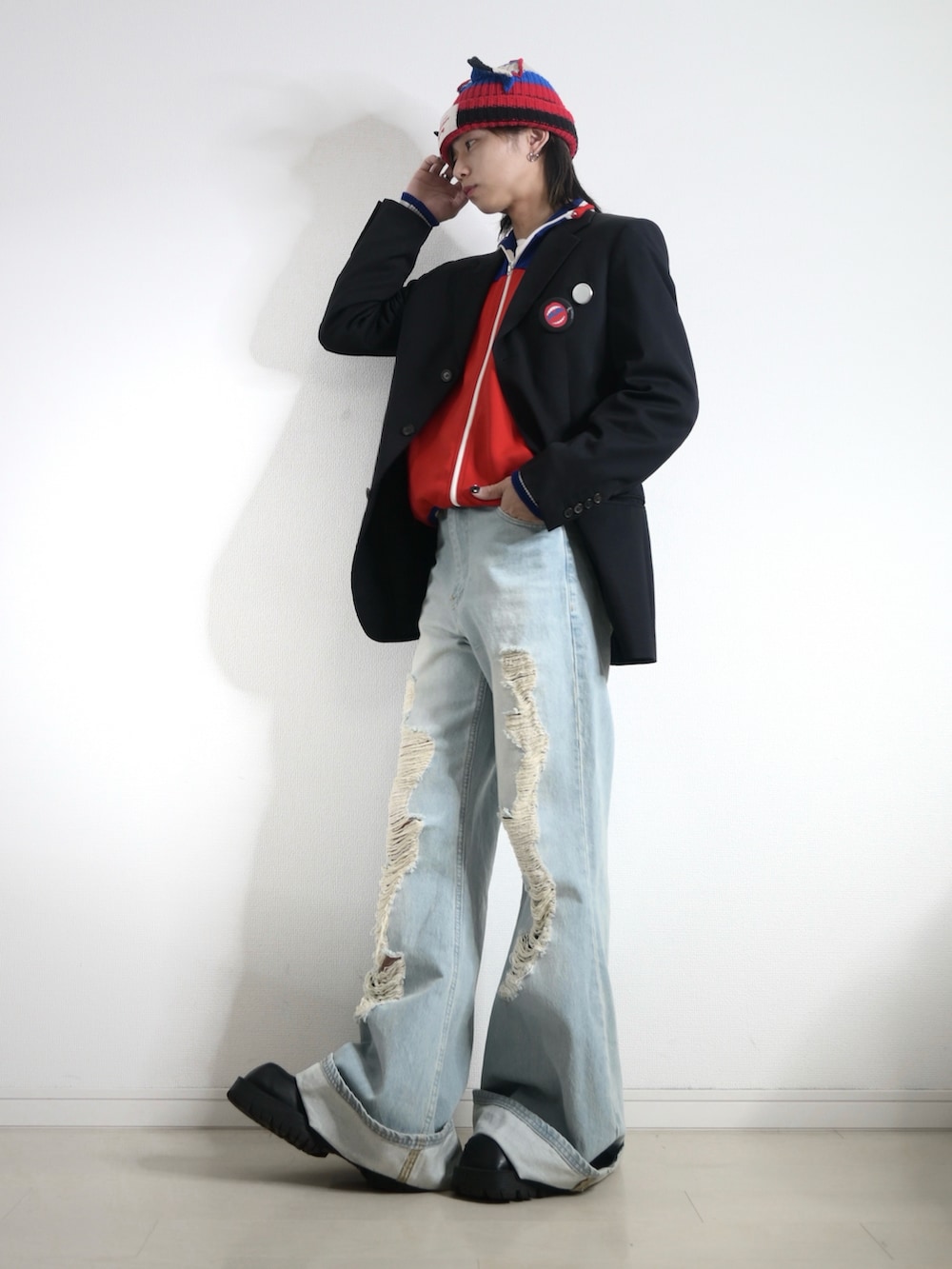 「カジュアルコーデ、ブラック、古着MIX、古着、トラックジャケット、デニム、フレアパンツ、きれいめカジュアル、TAKATO、スニーカー、春服コーデ、ボーダー、古着コーデ、WEARyouthコーデ、春のNewスタイル」｜「Charles Jeffrey Loverboyのアイテム（ニットキャップ/ビーニー、レッド系）」を使った、 TAKATOさん（メンズ・172cm）の春コーディネートの3枚目の写真