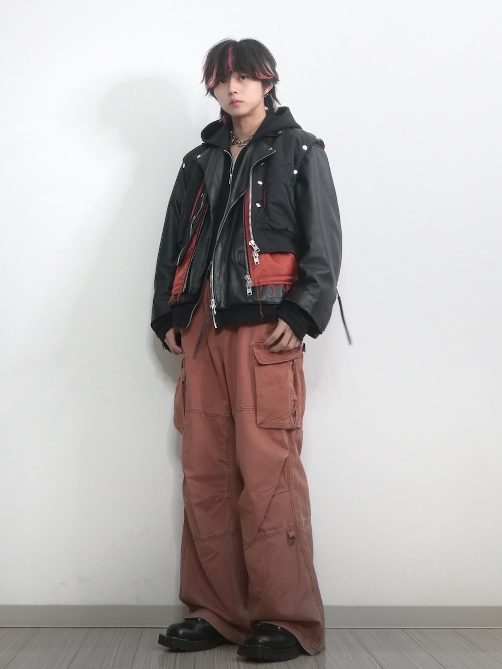 「MA-1、GRANCY、TAKATO、ブラック、ベスト、カーゴパンツ、ブラウン、冬コーデ、カジュアル、ミリタリー、ライダース、ブーツ」｜「MAISON SPECIALの《ユニセックスアイテム》ラムレザープライムオーバーダブルライダースジャケット【MAISON SPECIAL/メゾンスペシャル】（ライダースジャケット、ブラック系）」を使った、 TAKATOさん（メンズ・172cm）の冬コーディネートの3枚目の写真