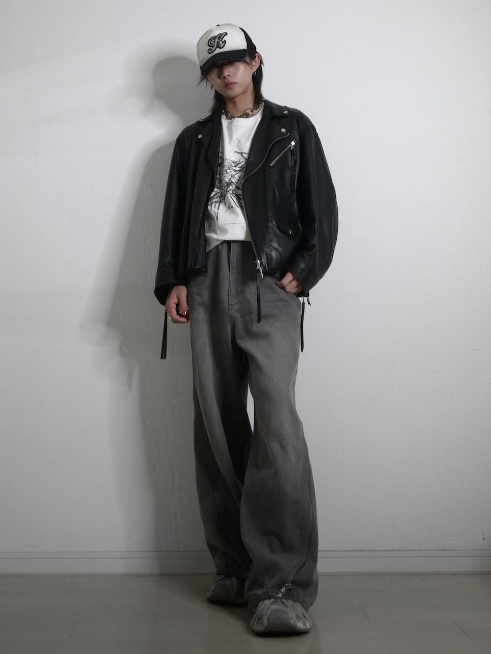 「キャップ、レザージャケット、Tシャツ、デニム、デニムパンツ、モノトーン、お出かけコーデ、デートコーデ、スニーカー、きれいめカジュアル、TAKATO、GRANCY、ストリート」|「GRANCYの【GRANCY】ZipDesign Buggy DenimPants / ジップデザイン バギーデニム パンツ(デニムパンツ、グレー系)」を使った、 TAKATOさん(メンズ・172cm)の春コーディネートの2枚目の写真
