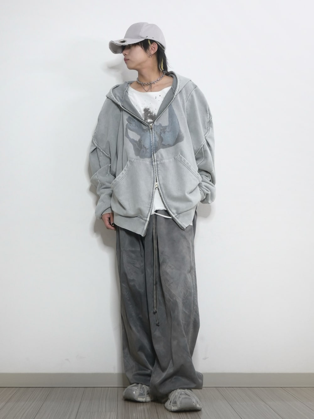 「キャップ、パーカー、オーバーサイズ、ロンT、サテンパンツ、ワイドパンツ、厚底シューズ、ラフコーデ、ラフ、GRANCY、TAKATO」｜「GRANCYの【GRANCY】EyeletDesign DamageCap  / アイレットデザイン ダメージキャップ（キャップ、グレー系）」を使った、 TAKATOさん（メンズ・172cm）の秋コーディネートの2枚目の写真