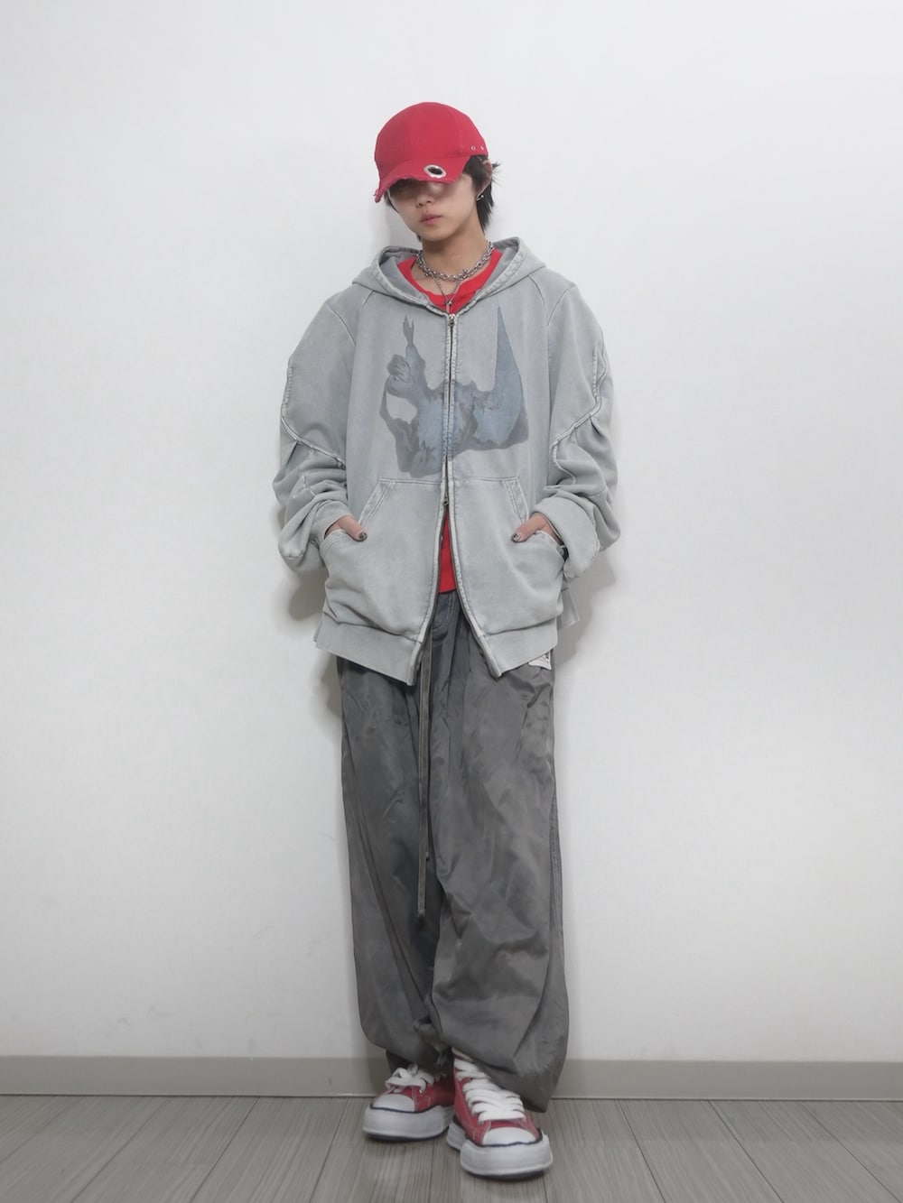「TAKATO、GRANCY、キャップ、グレー、差し色コーデ、ピンク、赤、レッド、パーカー」｜「GRANCYの【GRANCY】EyeletDesign DamageCap  / アイレットデザイン ダメージキャップ（キャップ、レッド系）」を使った、 TAKATOさん（メンズ・172cm）の春コーディネートの3枚目の写真