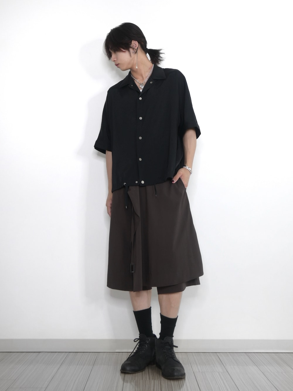 「夏コーデ、夏だ！Tシャツ着よう！、メンズファッション、ラフコーデ、オトナカジュアル、大人コーデ、ブラック、シルバーアクセサリー、夏ファッション、ショートパンツ、ブラックコーデ、シャツ好き集まれ、ハーフパンツ、半袖シャツ、TAKATO」｜「lot holonのアイテム（シャツ/ブラウス、ブラック系）」を使った、 TAKATOさん（メンズ・172cm）の夏コーディネートの2枚目の写真