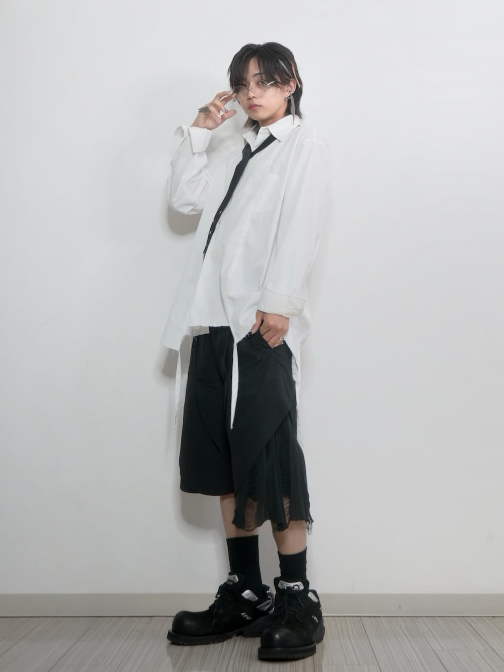 「休日スタイル、夏コーデ、秋服準備はじめました、秋服、ハーフパンツ、カジュアルコーデ、きれいめカジュアル、メンズファッション、シャツスタイル、シャツ、GRANCY、TAKATO、革靴」｜「GRANCYの【GRANCY】Damage Docking DesignShirt / ダメージ ドッキング デザインシャツ（シャツ/ブラウス、ホワイト系）」を使った、 TAKATOさん（メンズ・172cm）の夏コーディネートの3枚目の写真