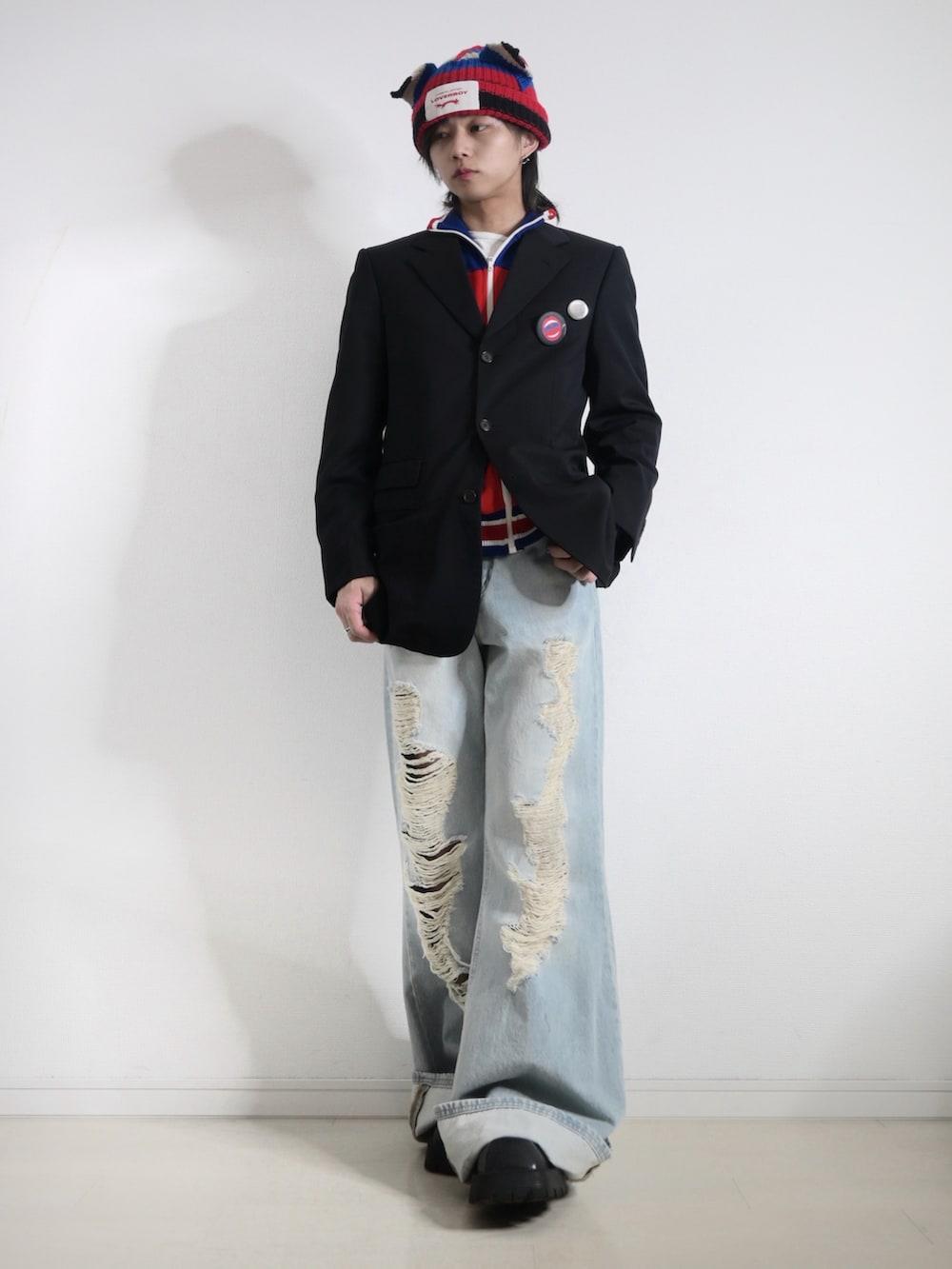 「カジュアルコーデ、ブラック、古着MIX、古着、トラックジャケット、デニム、フレアパンツ、きれいめカジュアル、TAKATO、スニーカー、春服コーデ、ボーダー、古着コーデ、WEARyouthコーデ、春のNewスタイル」｜「Charles Jeffrey Loverboyのアイテム（ニットキャップ/ビーニー、レッド系）」を使った、 TAKATOさん（メンズ・172cm）の春コーディネートの2枚目の写真