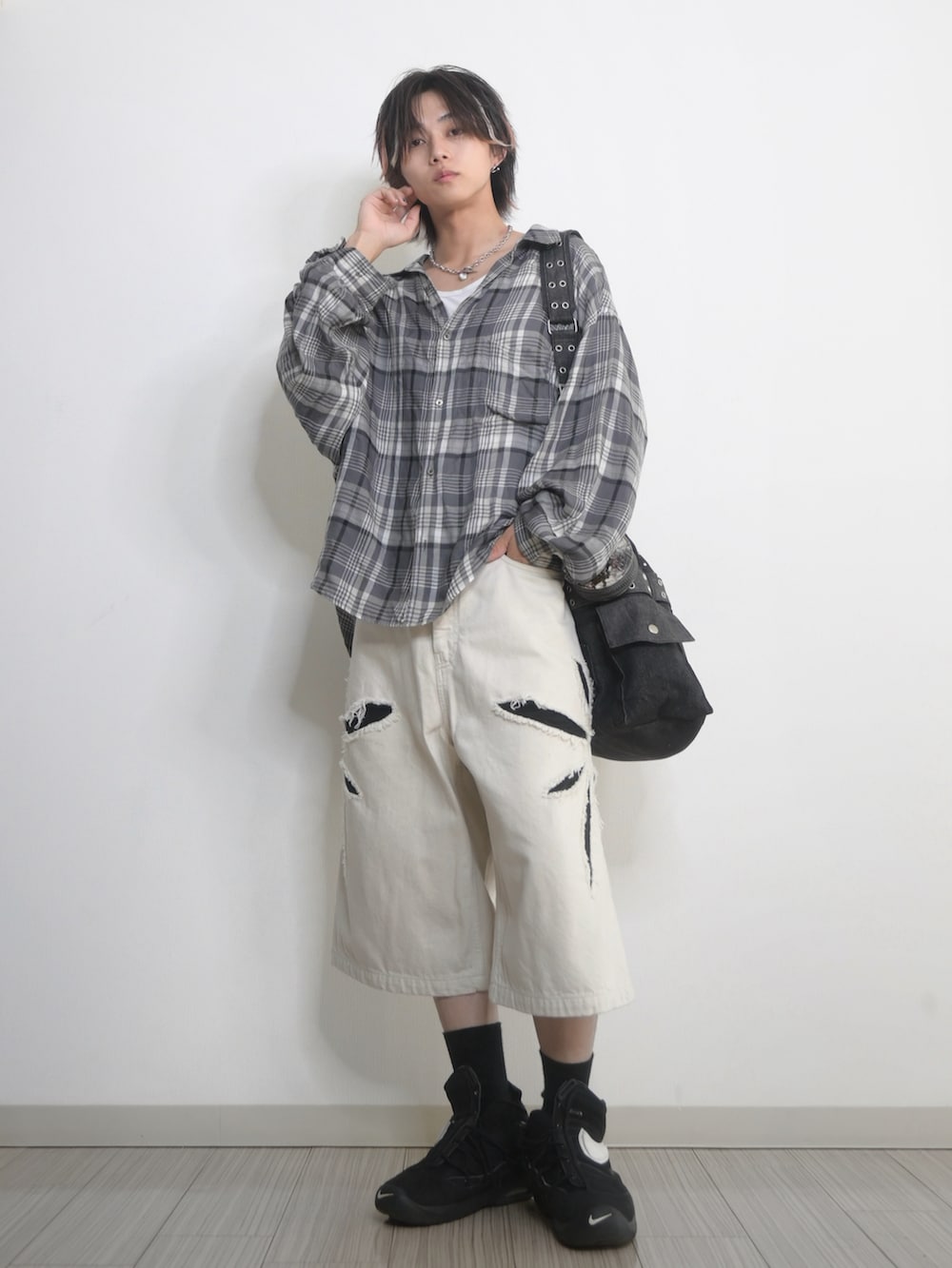 「シャツスタイル、ハーフパンツ、スニーカー、ストリート、カジュアル、ストリートコーデ、GRANCY、TAKATO、ショルダーバッグ、バッグ、デニム、新作、WEARyouthコーデ」｜「Graphpaperのアイテム（シャツ/ブラウス、グレー系）」を使った、 TAKATOさん（メンズ・172cm）の夏コーディネートの3枚目の写真