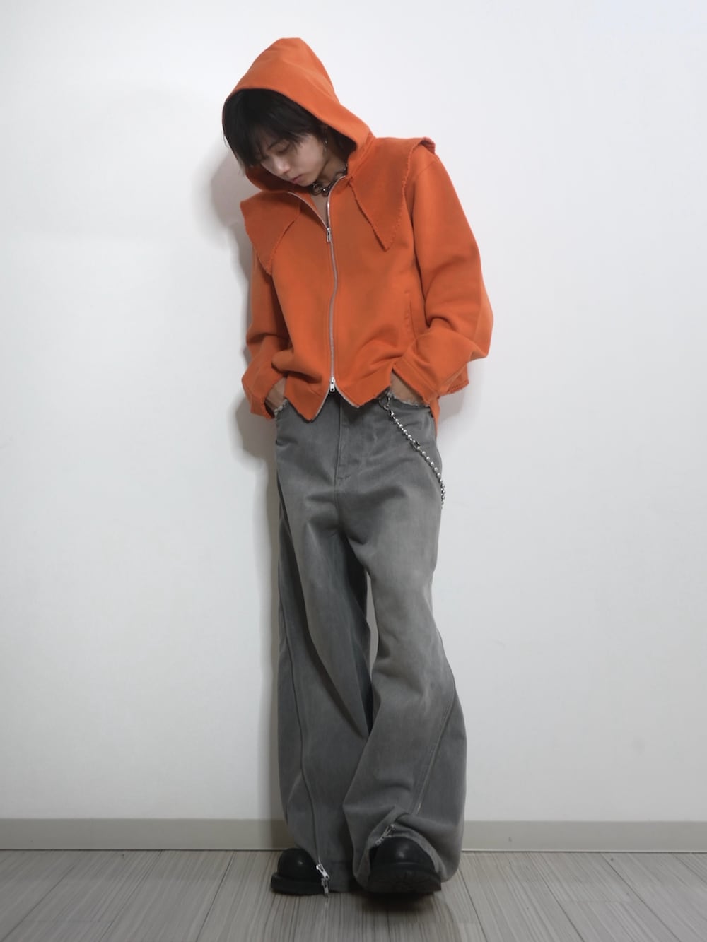 「デニム、デニムパンツ、パーカー、グレーデニム、オレンジ、グレー、大人カジュアル、秋服準備はじめました、秋服、GRANCY、TAKATO、新作」｜「GRANCYの【GRANCY】ZipDesign Buggy DenimPants / ジップデザイン バギーデニム パンツ（デニムパンツ、グレー系）」を使った、 TAKATOさん（メンズ・172cm）の夏コーディネートの3枚目の写真