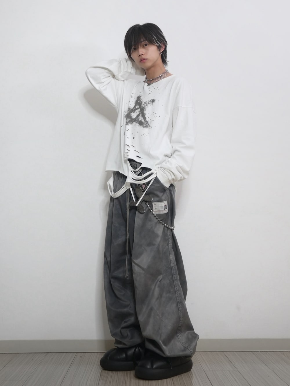 Maison MIHARA YASUHIROサテンカーゴパンツTAKATO着用似 TAKATO｜Maison MIHARA YASUHIROのパンツを使ったコーディネート