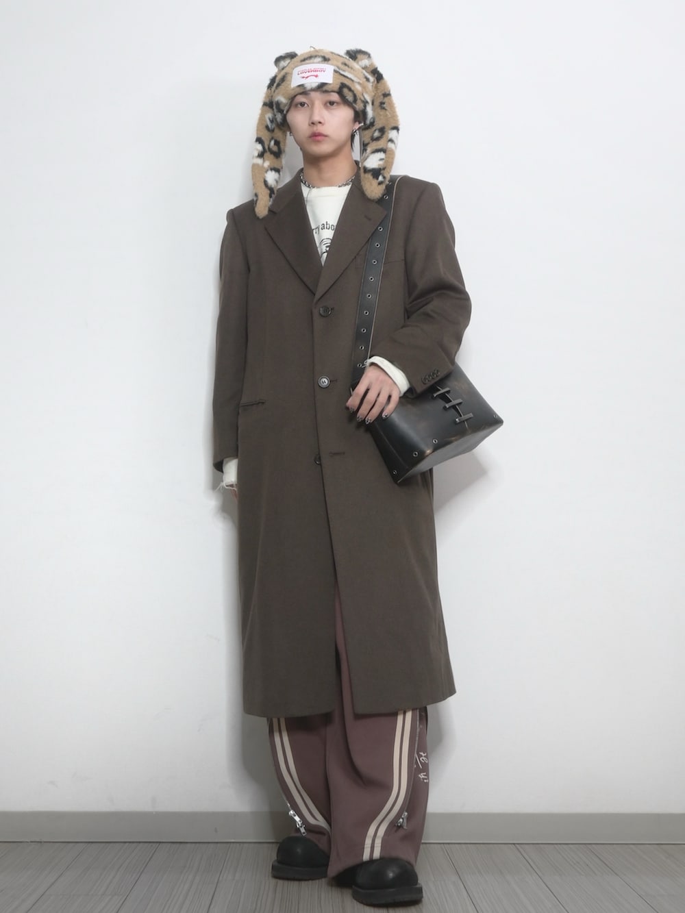 「チェスターコート、コート、トラックパンツ、帽子、カジュアル、カジュアルコーデ、動物モチーフ、ブラウン、GRANCY、TAKATO」｜「LOVERBOYのアイテム（帽子、その他）」を使った、 TAKATOさん（メンズ・172cm）の春コーディネートの2枚目の写真