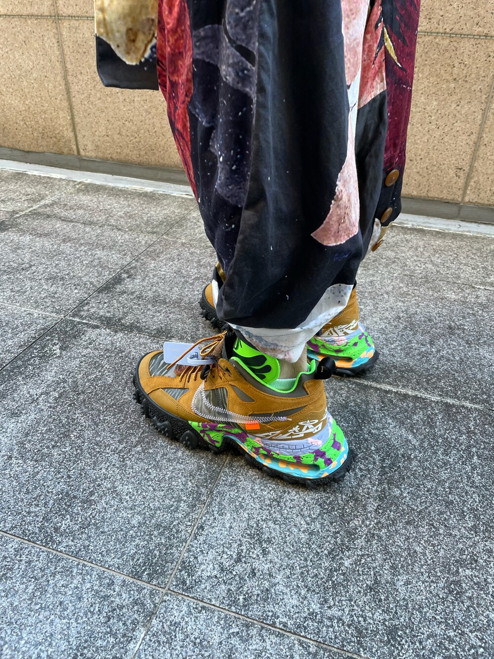 ブラック系のTシャツ/カットソー、その他のその他パンツ、その他のスニーカーを着用したメンズの夏コーディネートの2枚目の写真