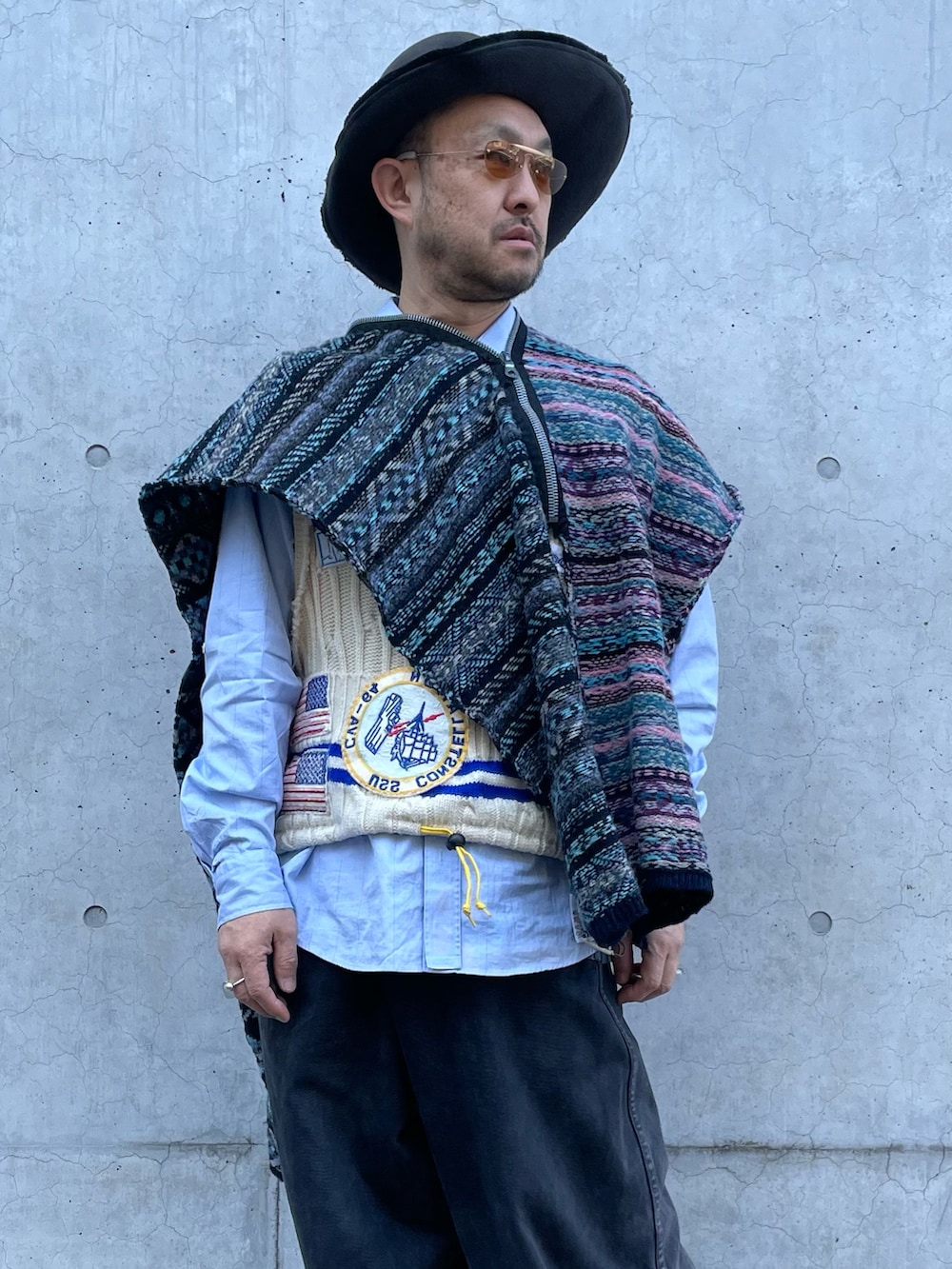 ブラック系のデニムパンツ、ブルー系のシャツ/ブラウス、ベージュ系のスニーカーを着用したメンズの冬コーディネートの2枚目の写真