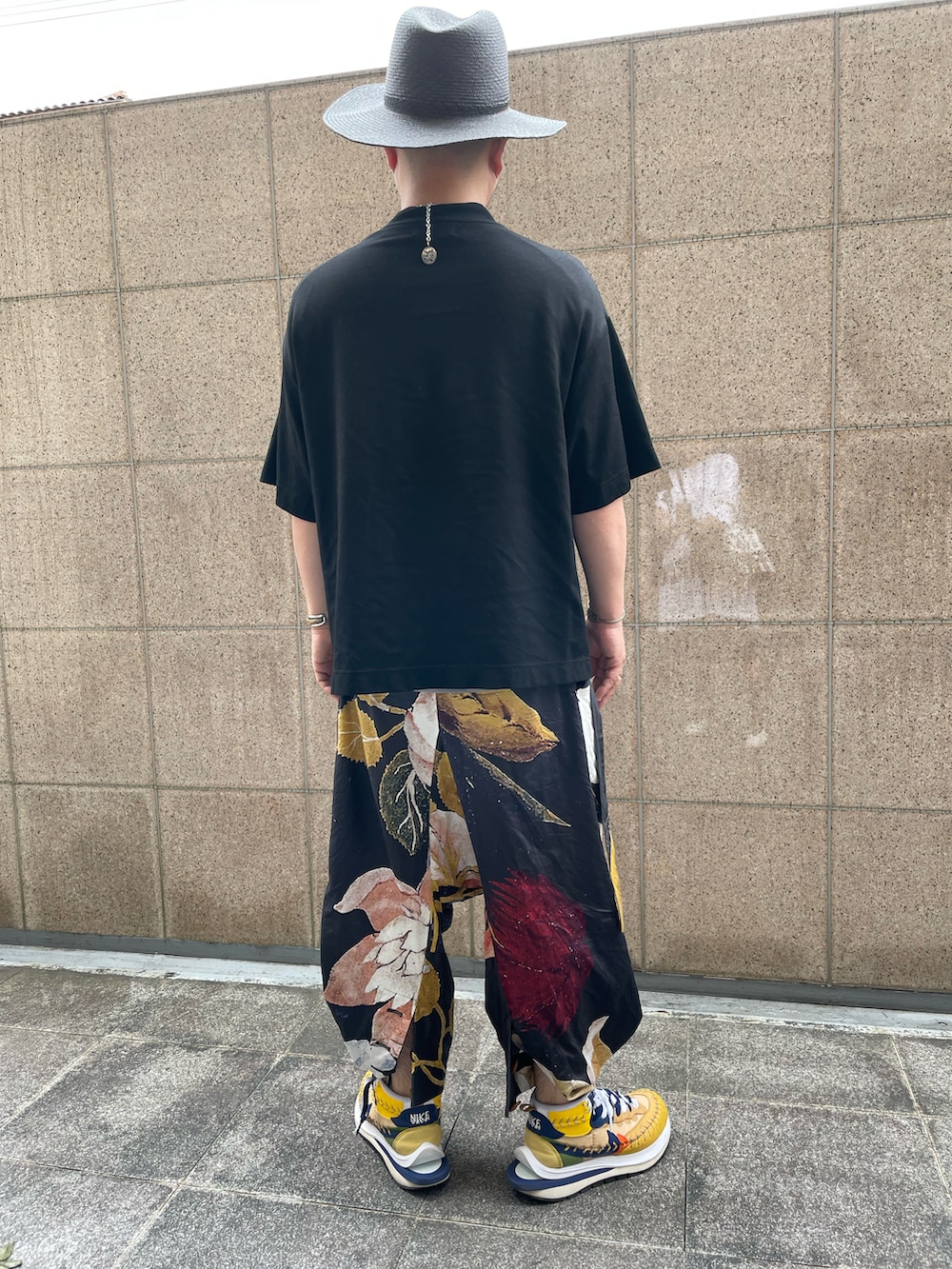 ブラック系のTシャツ/カットソー、その他のその他パンツ、イエロー系のスニーカーを着用したメンズの夏コーディネートの2枚目の写真