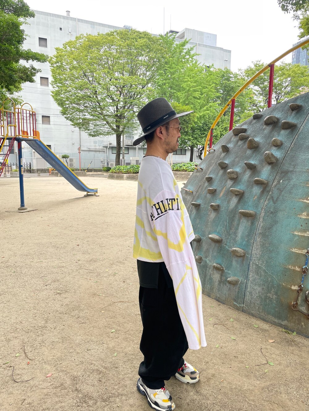 ピンク系のTシャツ/カットソー、ブラック系のその他パンツ、その他のスニーカーを着用したメンズの夏コーディネートの3枚目の写真