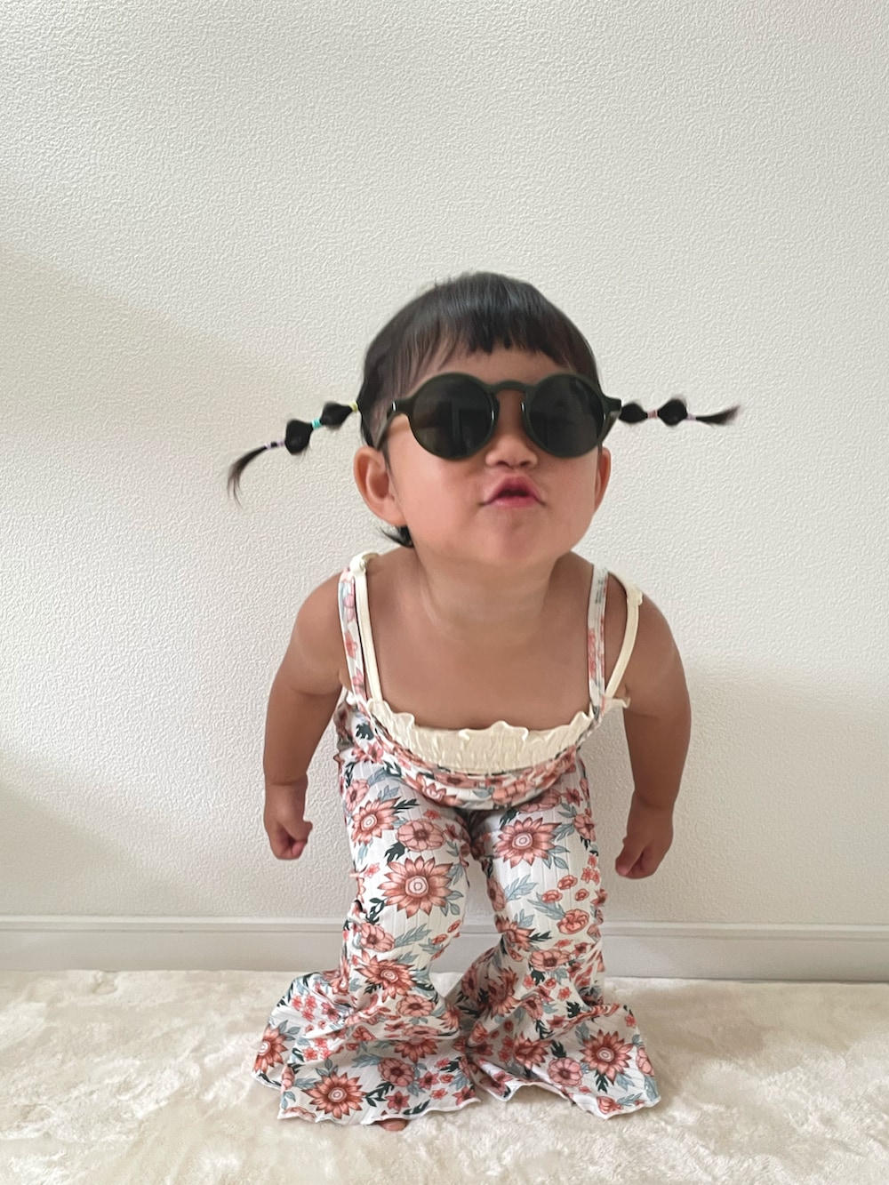 ホワイト系のキャミソールを着用したキッズの夏コーディネートの2枚目の写真