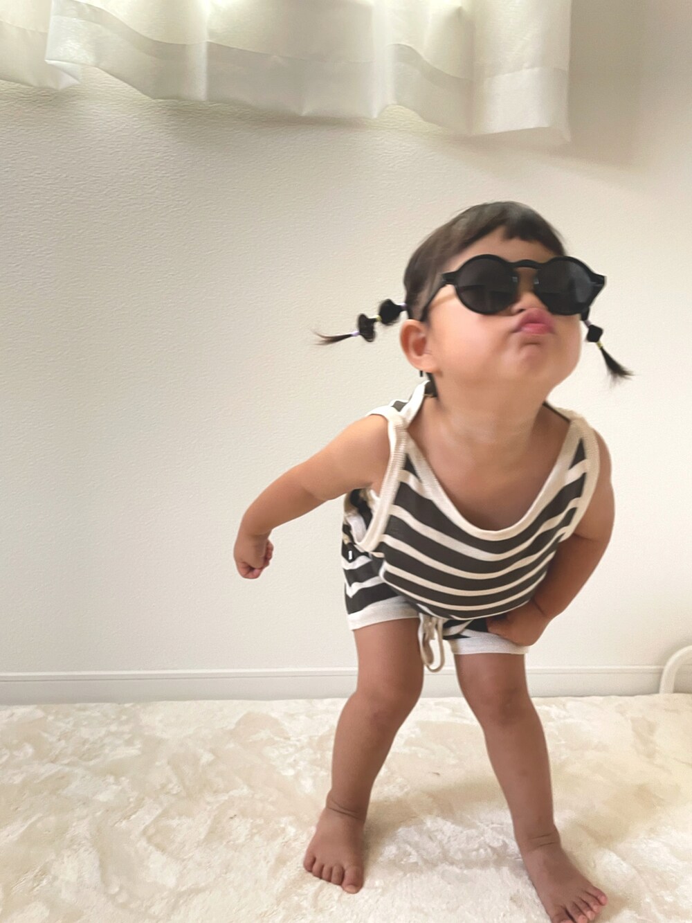 グレー系のタンクトップ、グレー系のその他パンツ、ブラック系のサングラスを着用したキッズの夏コーディネートの4枚目の写真