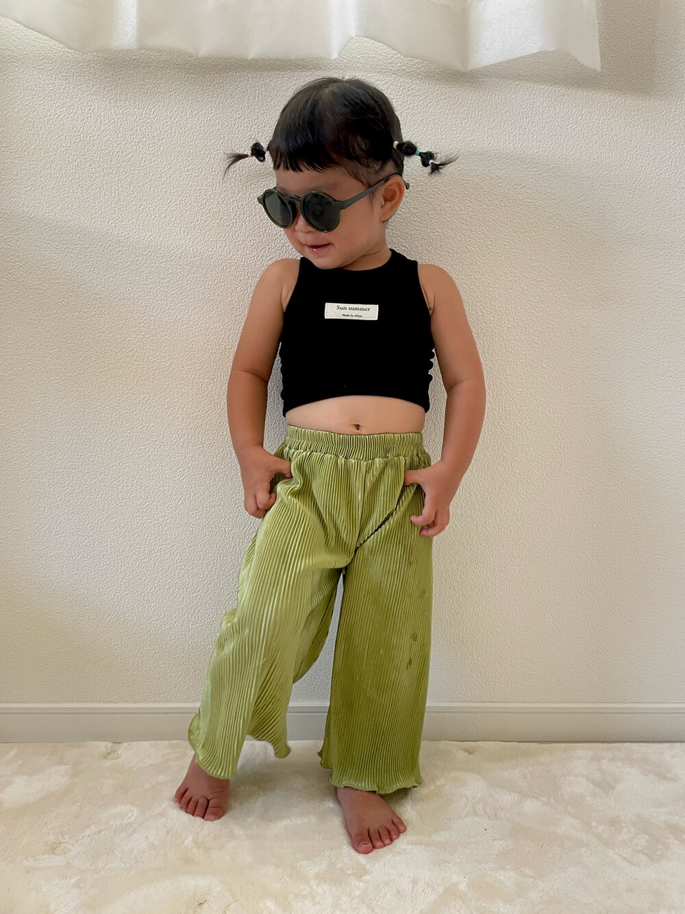 グリーン系のその他パンツ、ブラック系のタンクトップを着用したキッズの夏コーディネートの2枚目の写真