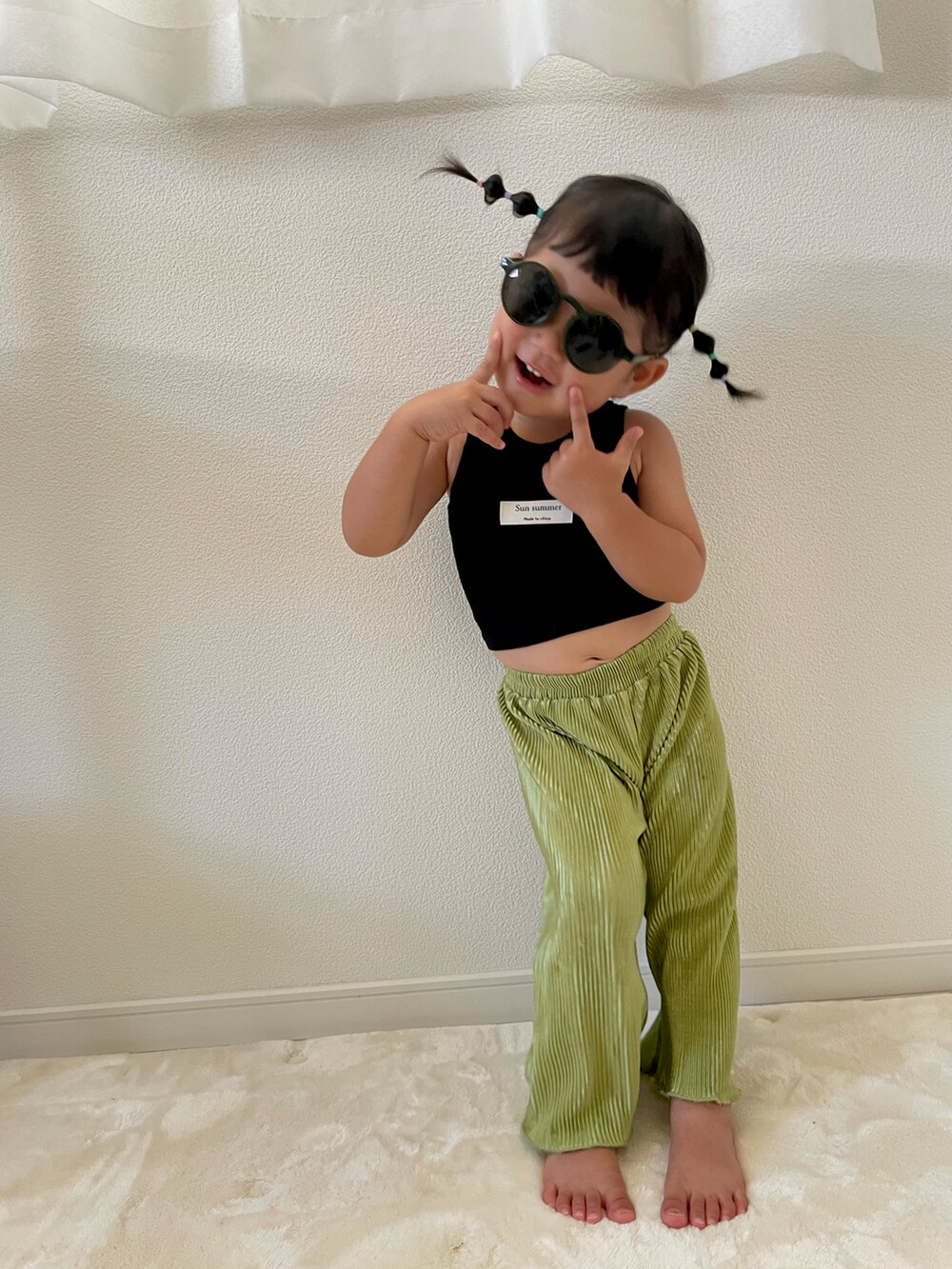 グリーン系のその他パンツ、ブラック系のタンクトップを着用したキッズの夏コーディネートの3枚目の写真