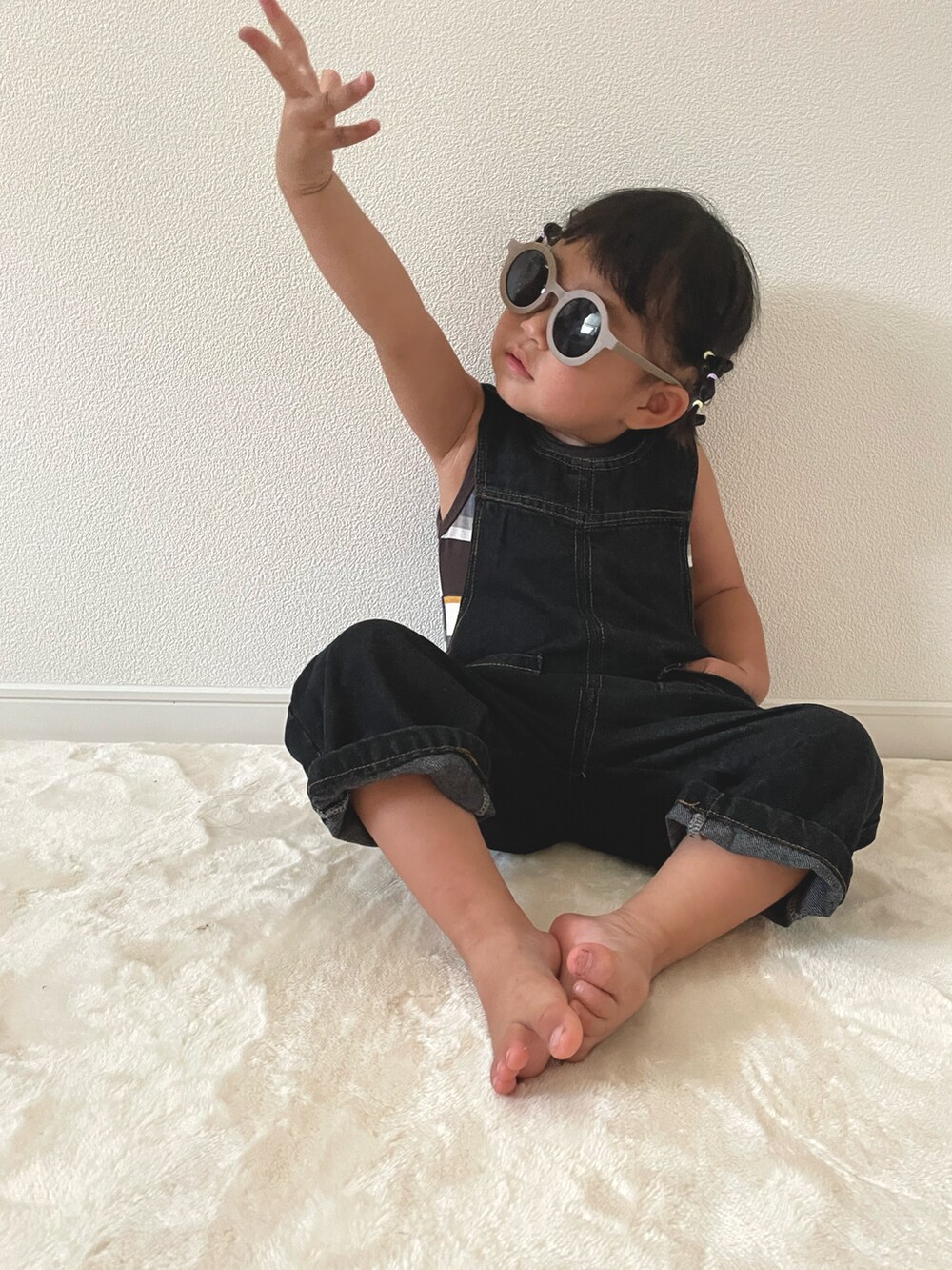 「アツいコーデ全部見せ、お出かけコーデ、夏コーデ、女の子コーデ、休日スタイル、キッズコーデ、女の子ファッション、サロペット、サロペットコーデ、2歳」｜「Haliaのアイテム（サロペット/オーバーオール、ブラック系）」を使った、Nさん（キッズ・90cm）の夏コーディネートの2枚目の写真