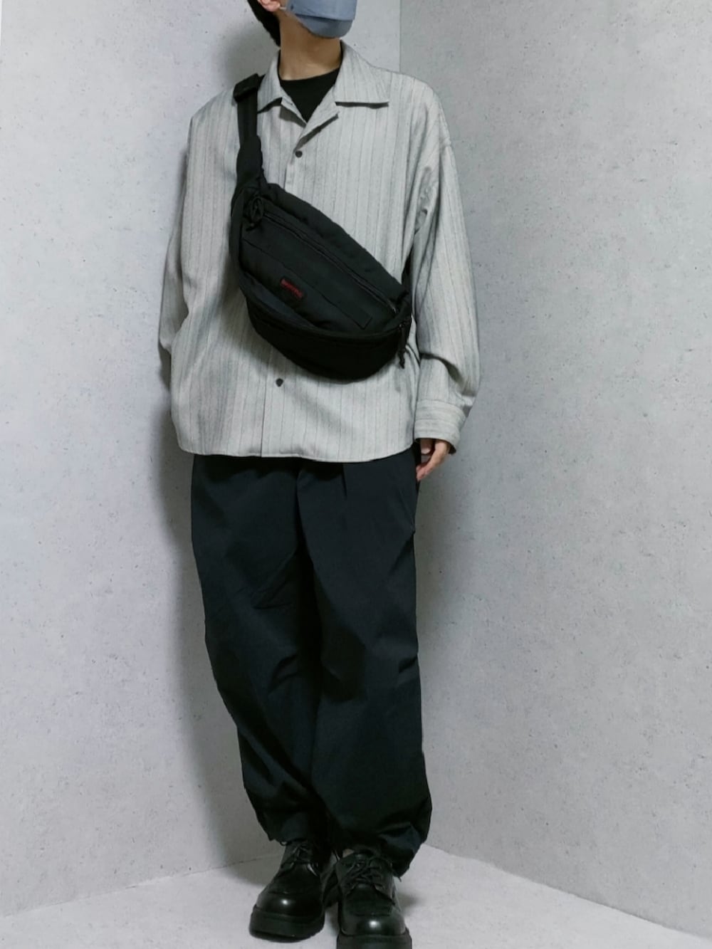 グレー系のシャツ/ブラウス、ブラック系のその他パンツ、ブラック系のブーツを着用したメンズの秋コーディネートの2枚目の写真