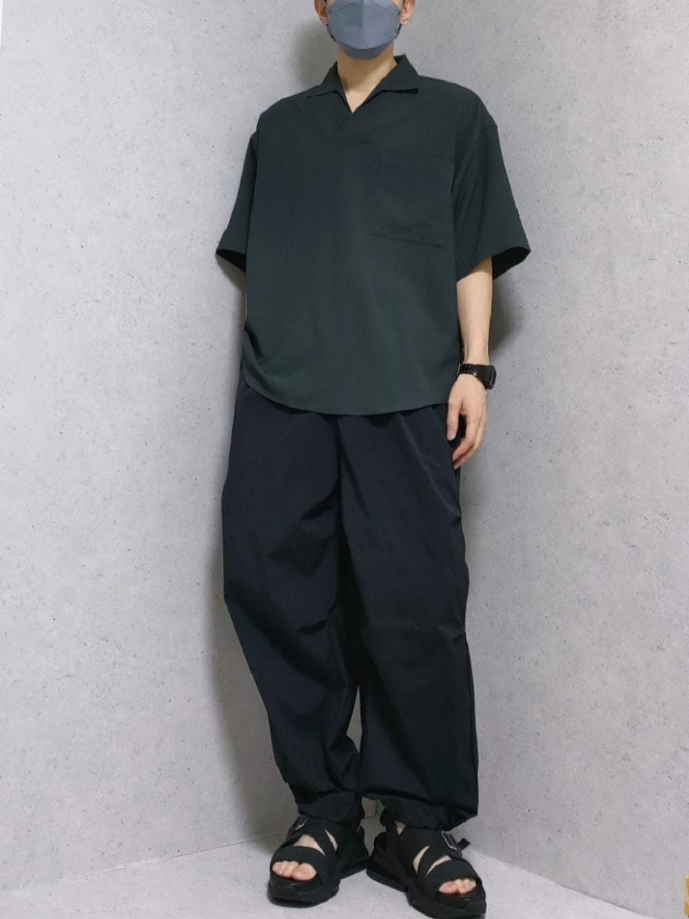 ブラック系のその他パンツ、グレー系のシャツ/ブラウス、ブラック系のサンダルを着用したメンズの夏コーディネートの2枚目の写真