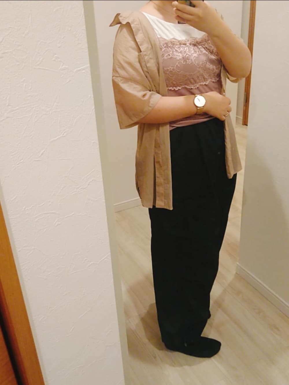 ベージュ系のシャツ/ブラウス、ピンク系のキャミソール、ブラック系のカーゴパンツを着用したレディースの夏コーディネートの3枚目の写真