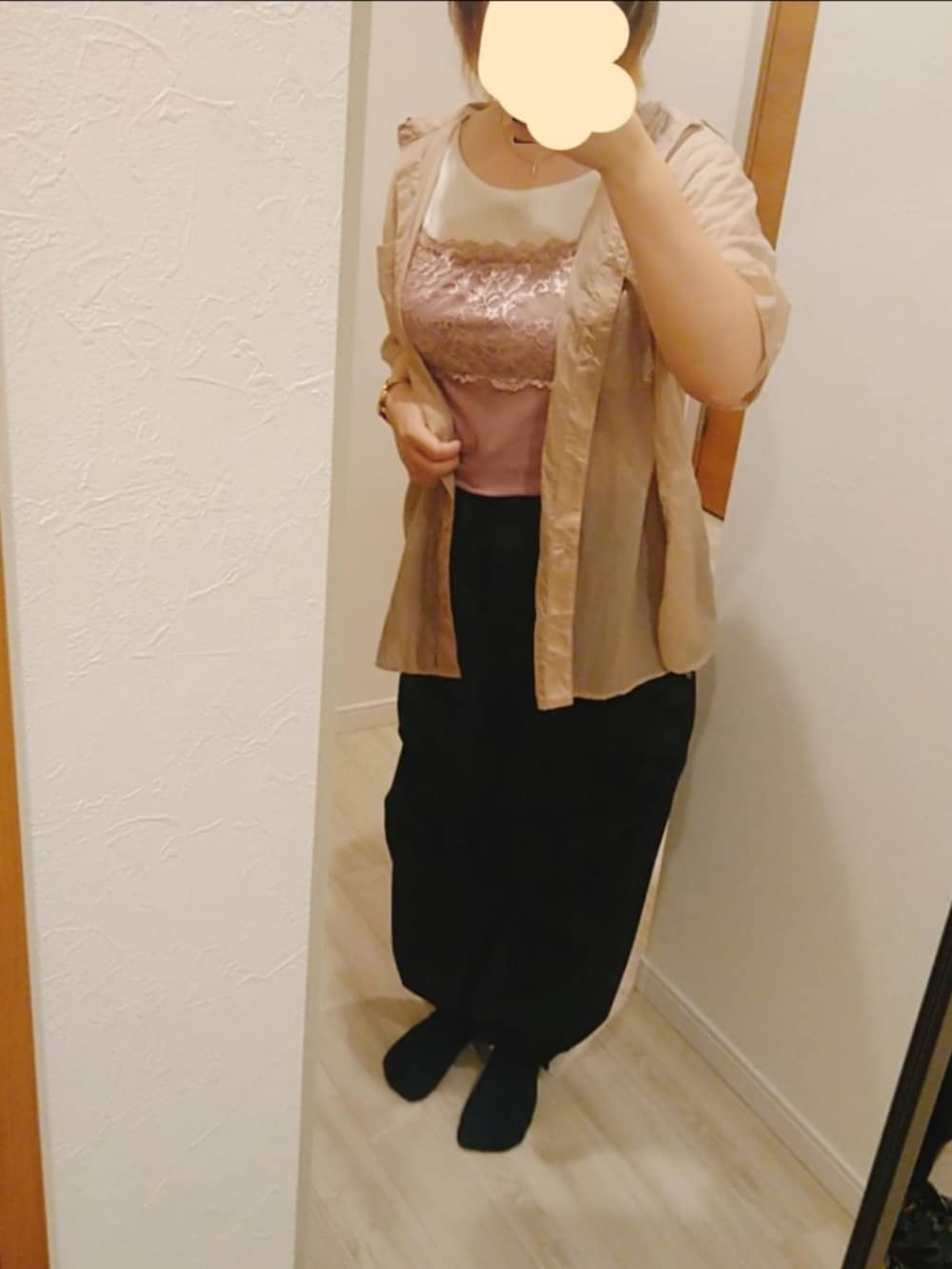 ベージュ系のシャツ/ブラウス、ピンク系のキャミソール、ブラック系のカーゴパンツを着用したレディースの夏コーディネートの2枚目の写真