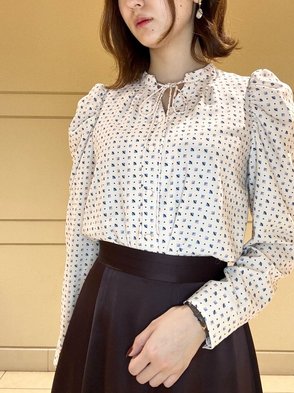 ベージュ系のシャツ/ブラウス、ホワイト系のショルダーバッグ、ホワイト系のその他アウターを着用したレディースの冬コーディネートの10枚目の写真