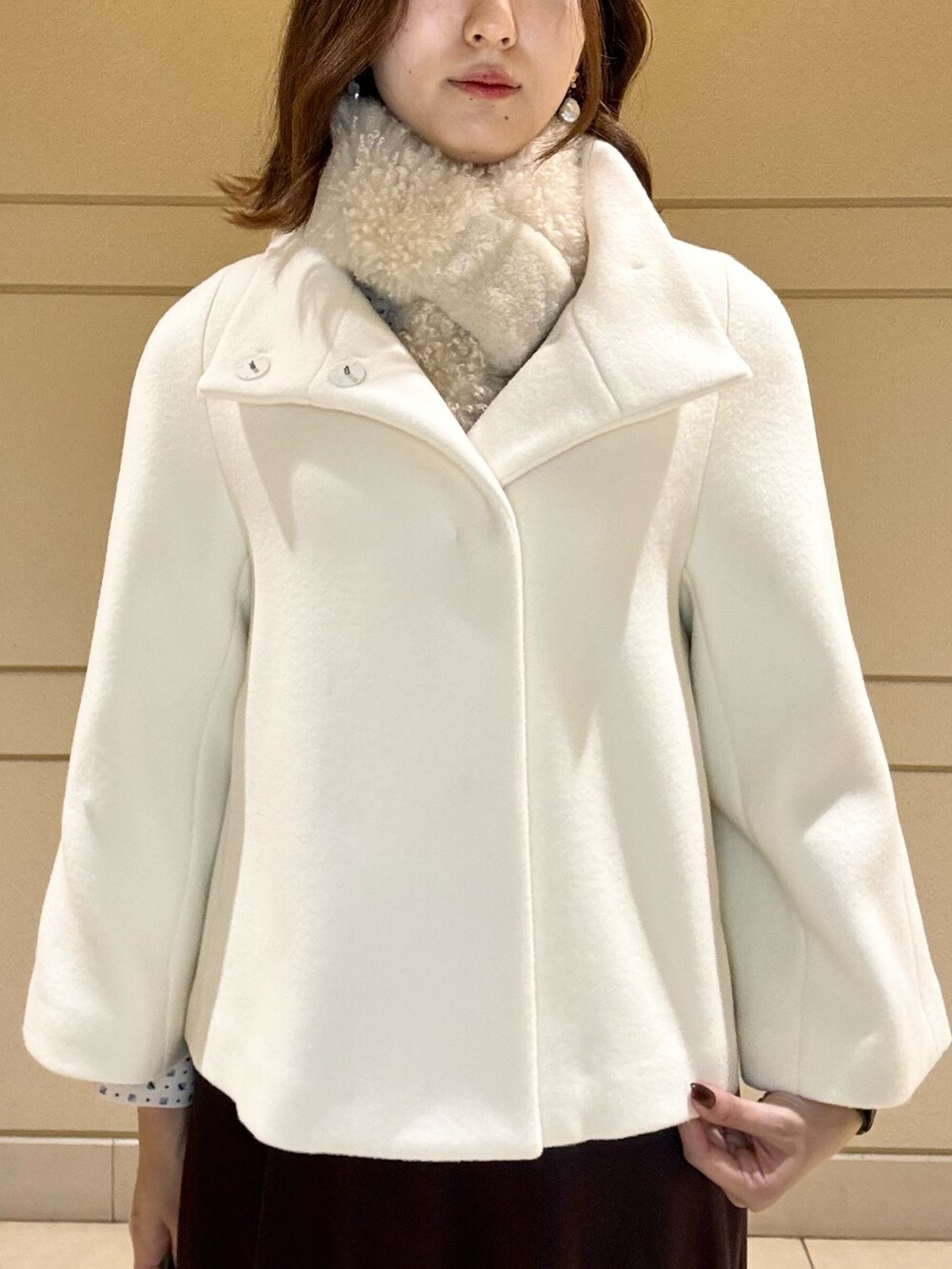 ベージュ系のシャツ/ブラウス、ホワイト系のショルダーバッグ、ホワイト系のその他アウターを着用したレディースの冬コーディネートの8枚目の写真