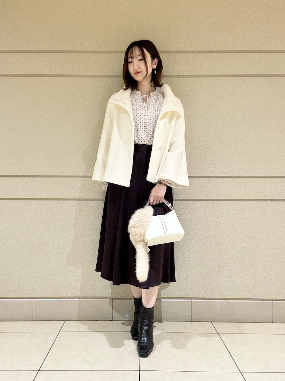 ベージュ系のシャツ/ブラウス、ホワイト系のショルダーバッグ、ホワイト系のその他アウターを着用したレディースの冬コーディネートの4枚目の写真