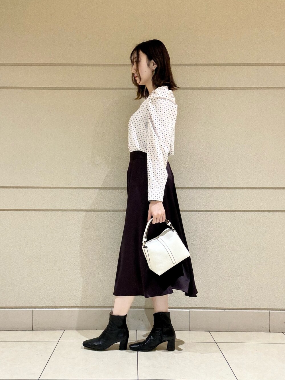 ベージュ系のシャツ/ブラウス、ホワイト系のショルダーバッグ、ホワイト系のその他アウターを着用したレディースの冬コーディネートの6枚目の写真