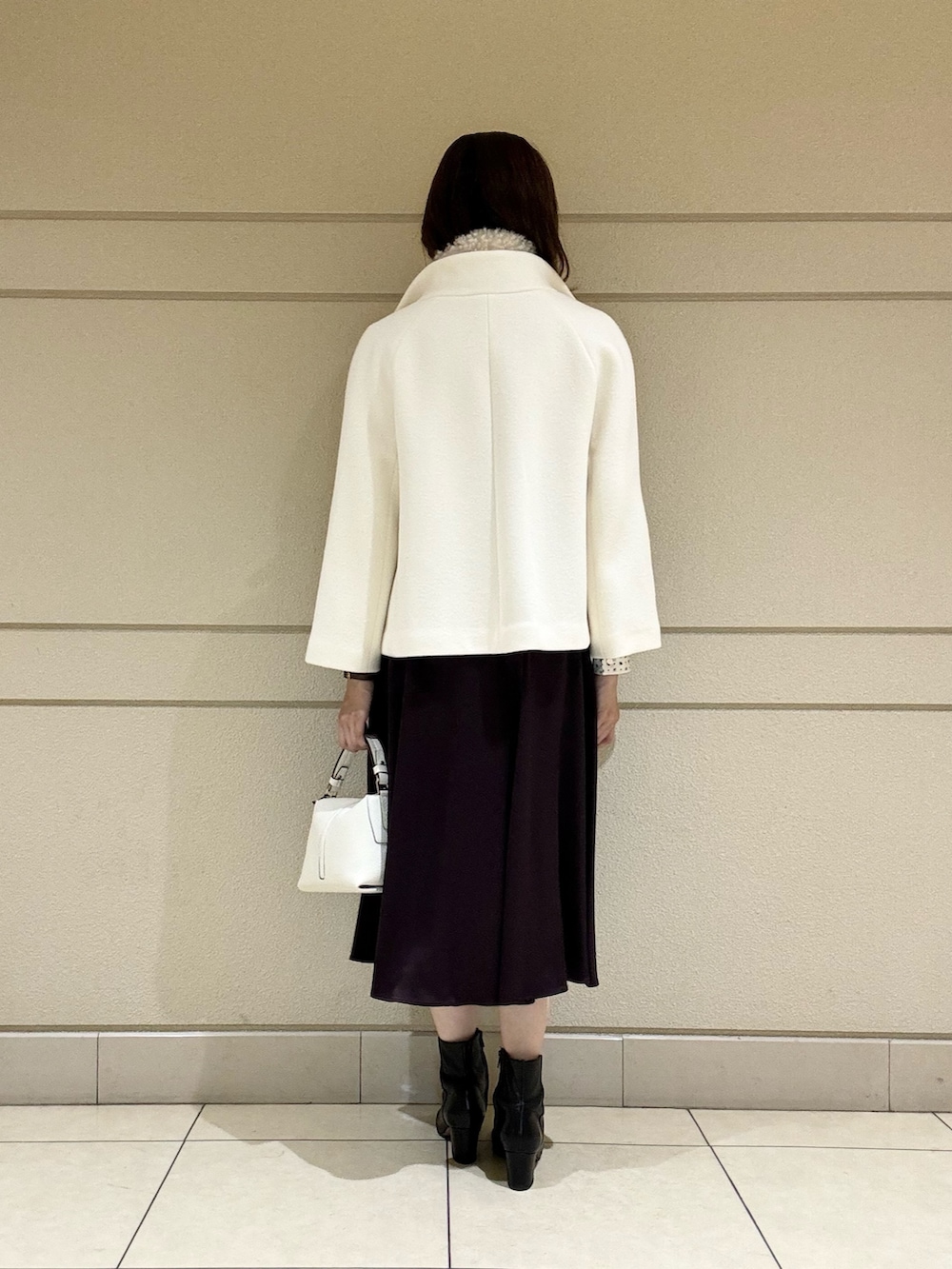 ベージュ系のシャツ/ブラウス、ホワイト系のショルダーバッグ、ホワイト系のその他アウターを着用したレディースの冬コーディネートの3枚目の写真