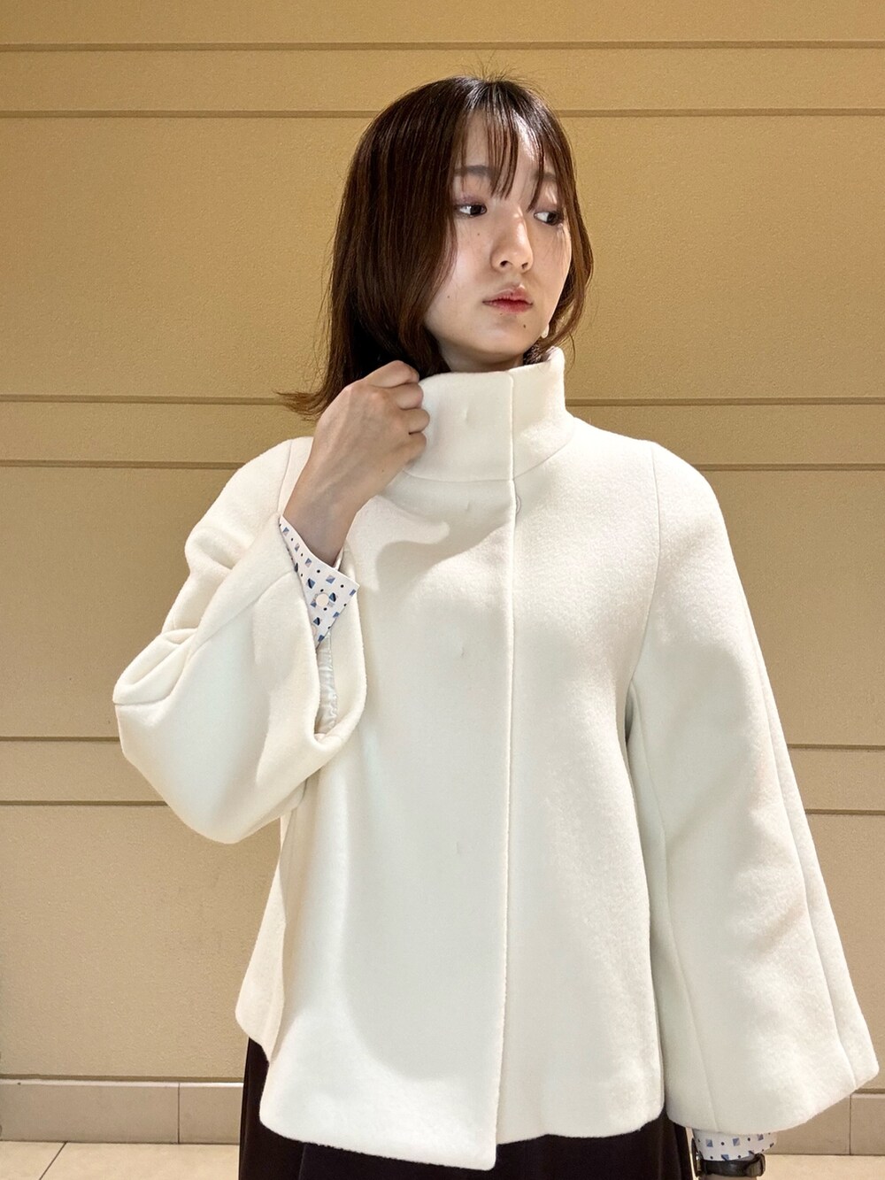 ベージュ系のシャツ/ブラウス、ホワイト系のショルダーバッグ、ホワイト系のその他アウターを着用したレディースの冬コーディネートの9枚目の写真