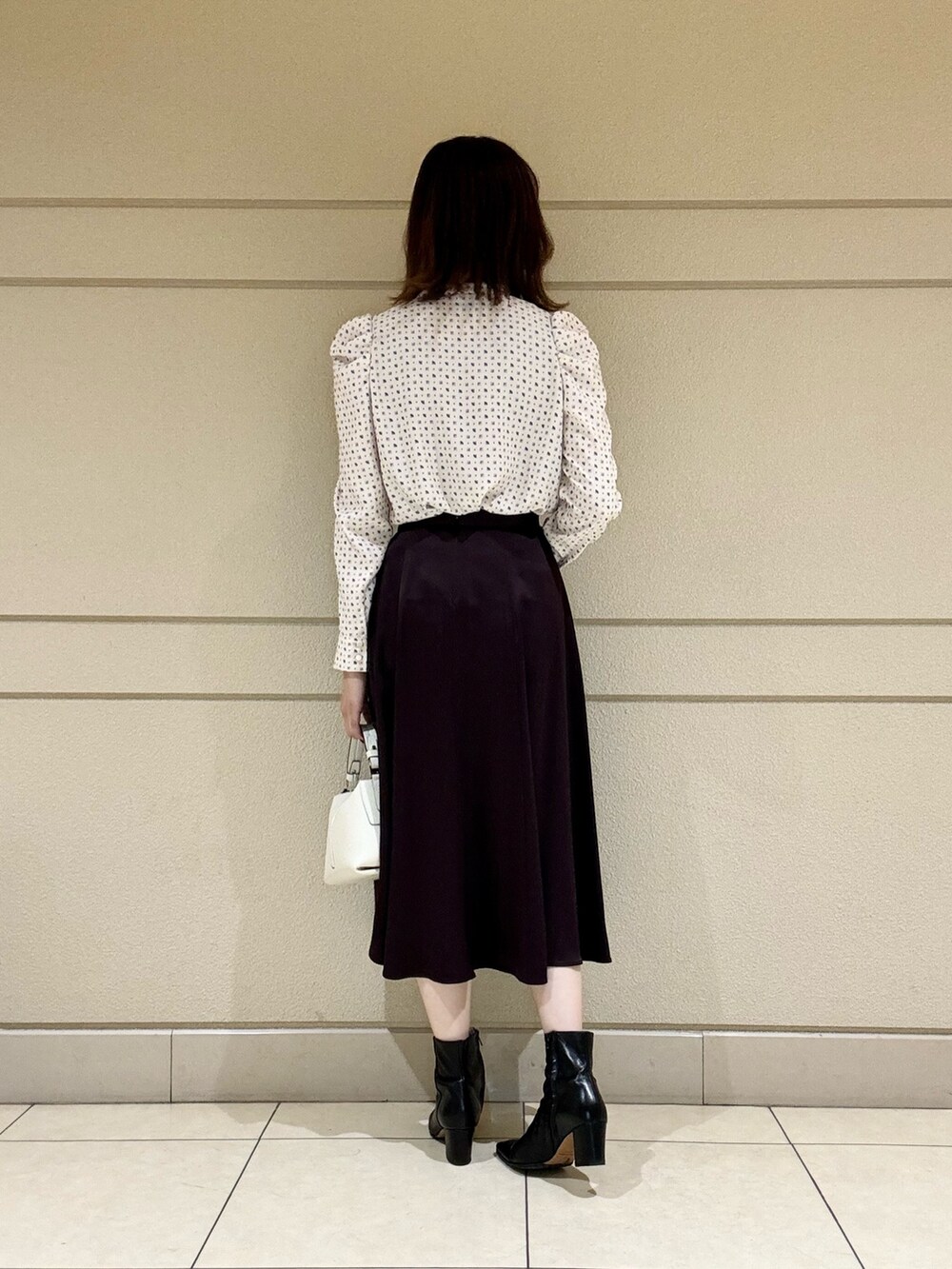 ベージュ系のシャツ/ブラウス、ホワイト系のショルダーバッグ、ホワイト系のその他アウターを着用したレディースの冬コーディネートの7枚目の写真